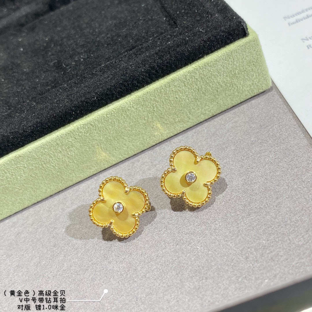 👑VCA高级金贝耳拍，18年圣诞限量四叶草🍀18k金黄+金贝
超级有气质的金贝！豪而不俗偷笑车花十字链，