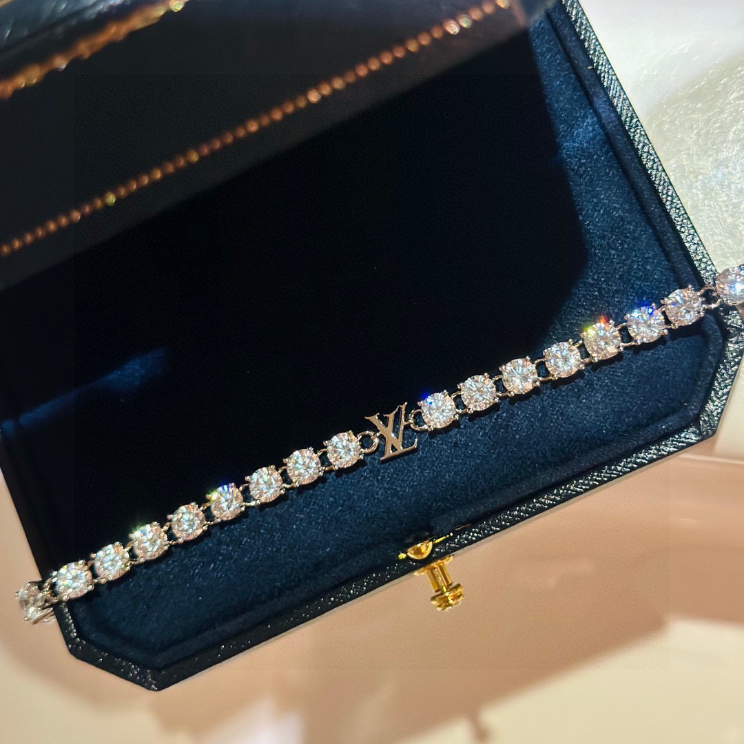 👑Lv 秋冬新品 十字花 logo字母 满钻 手链 男女均可佩戴 精选原版一致材质 超精工！！！必入款呀