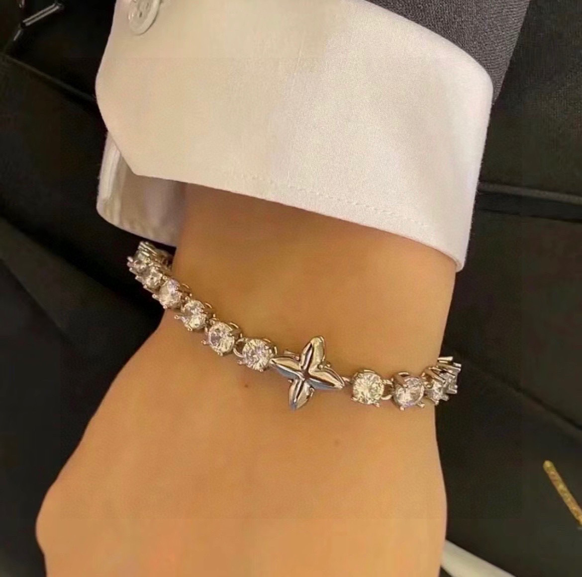 👑Lv 秋冬新品 十字花 logo字母 满钻 手链 男女均可佩戴 精选原版一致材质 超精工！！！必入款呀