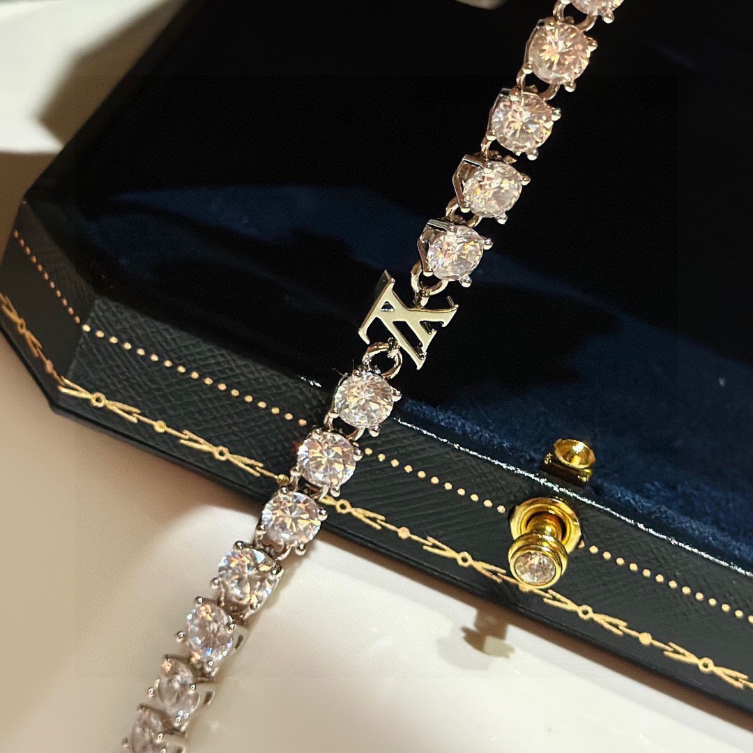 👑Lv 秋冬新品 十字花 logo字母 满钻 手链 男女均可佩戴 精选原版一致材质 超精工！！！必入款呀