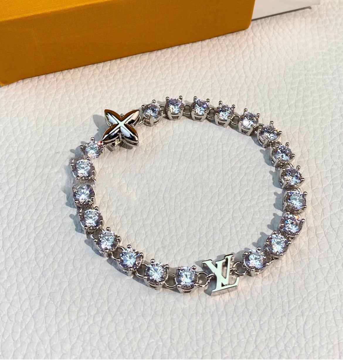 👑Lv 秋冬新品 十字花 logo字母 满钻 手链 男女均可佩戴 精选原版一致材质 超精工！！！必入款呀