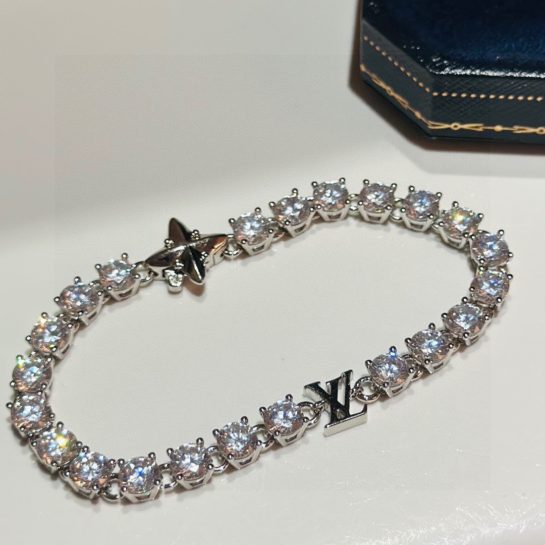 👑Lv 秋冬新品 十字花 logo字母 满钻 手链 男女均可佩戴 精选原版一致材质 超精工！！！必入款呀
