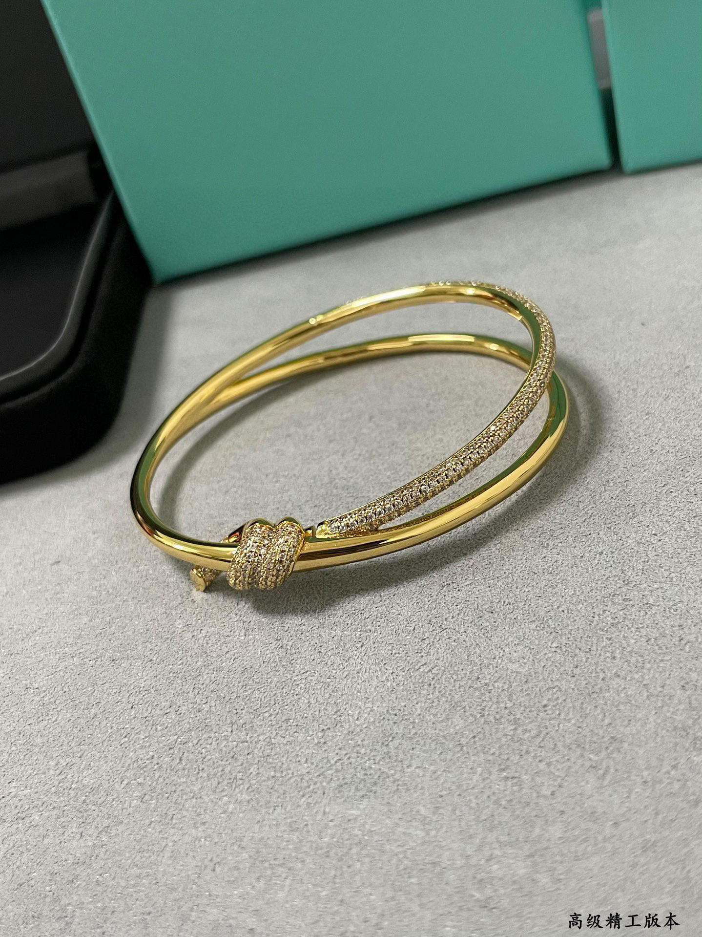 👑 Tiff  爆款 缘系列 半钻 打结 手镯 高端定制 V金材质镶嵌高碳钻 以时尚别致缠绕绳结象征两人