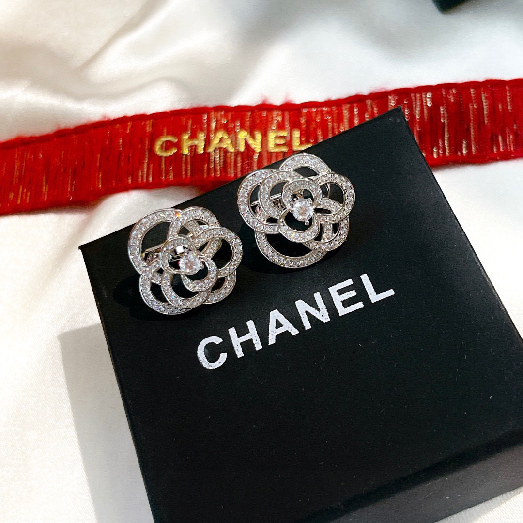 👑chanel 小香CAMELIA系列镂空满钻山茶花 高端进口V金材质镶嵌 项链 辨识度极高的标志性经典