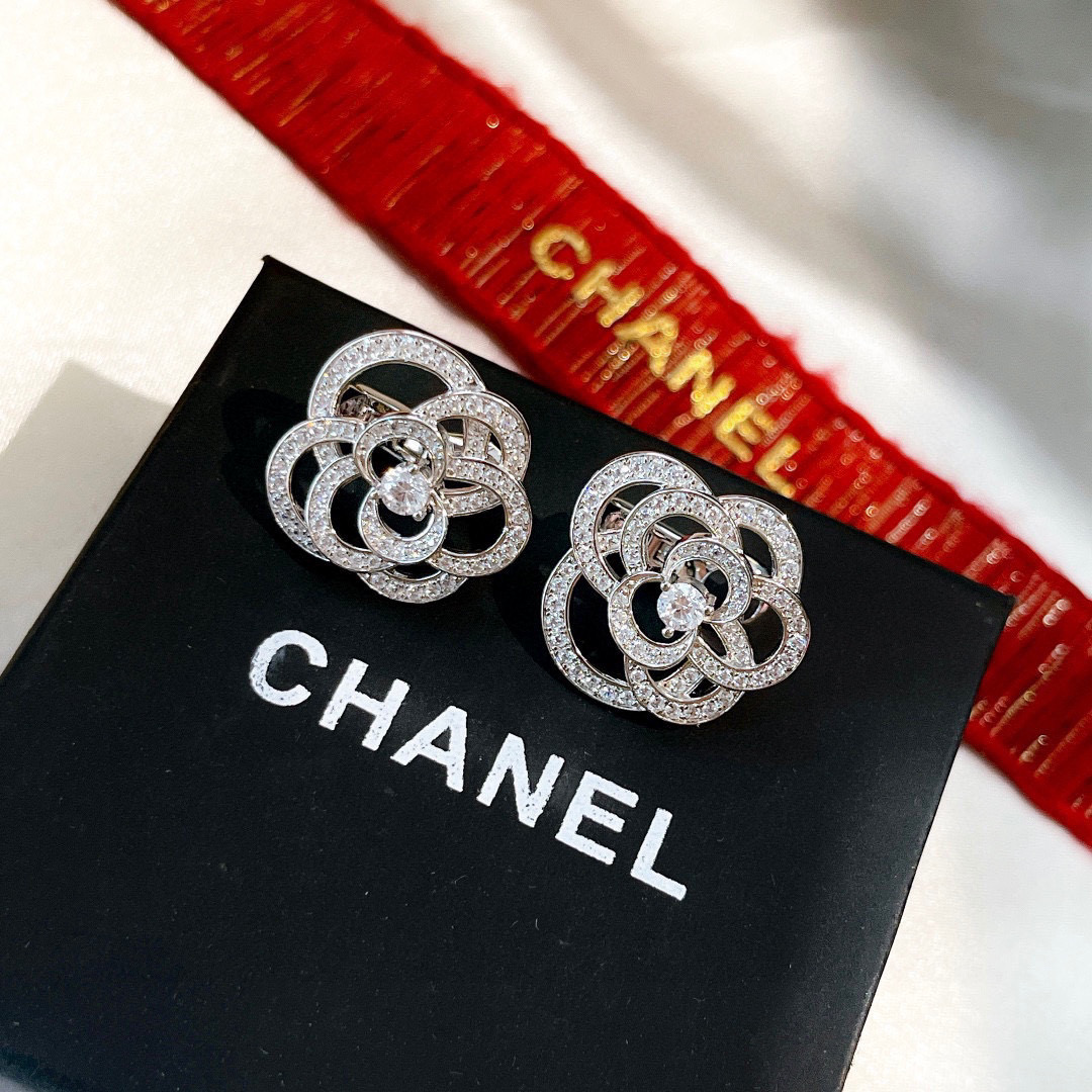 👑chanel 小香CAMELIA系列镂空满钻山茶花 高端进口V金材质镶嵌 项链 辨识度极高的标志性经典