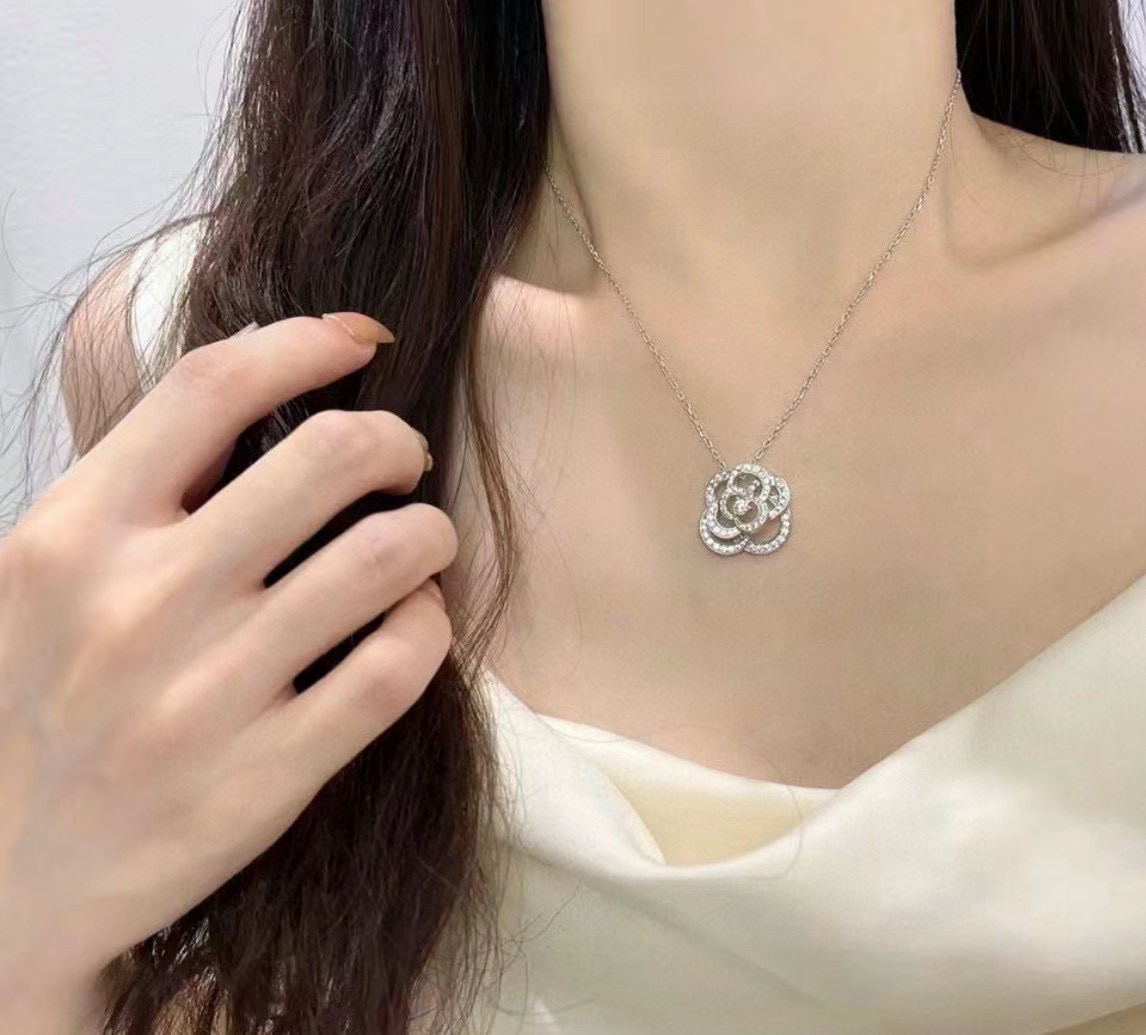 👑小香CAMELIA系列 镂空 大号 山茶花 项链 高端镶嵌 项链 辨识度极高的标志性经典图案 实物质感