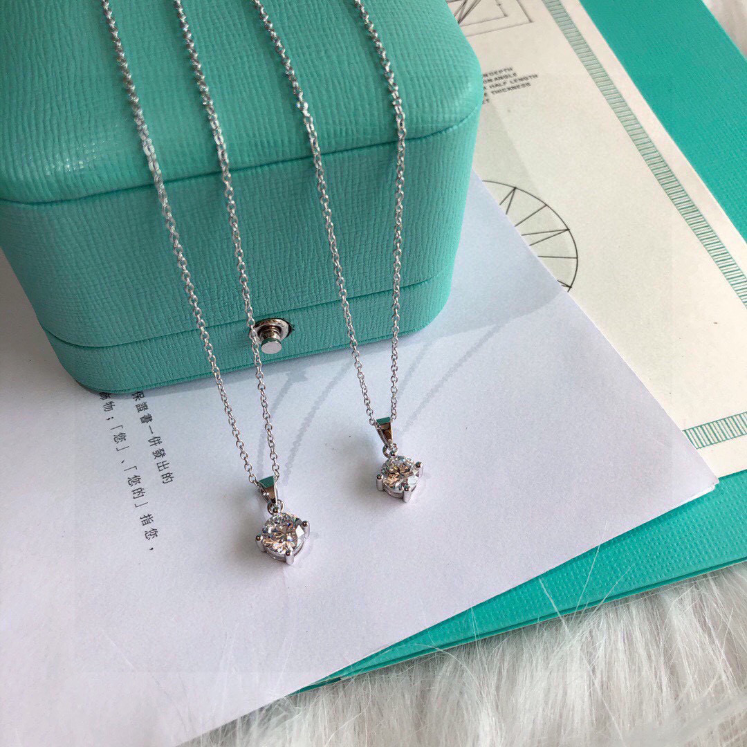 👑蒂芙尼小号四爪钻项链 超好卖害羞害羞害羞害羞小圆钻耳钉  😍😍😍所见即所得！😋😋简约不简单！非常透亮的