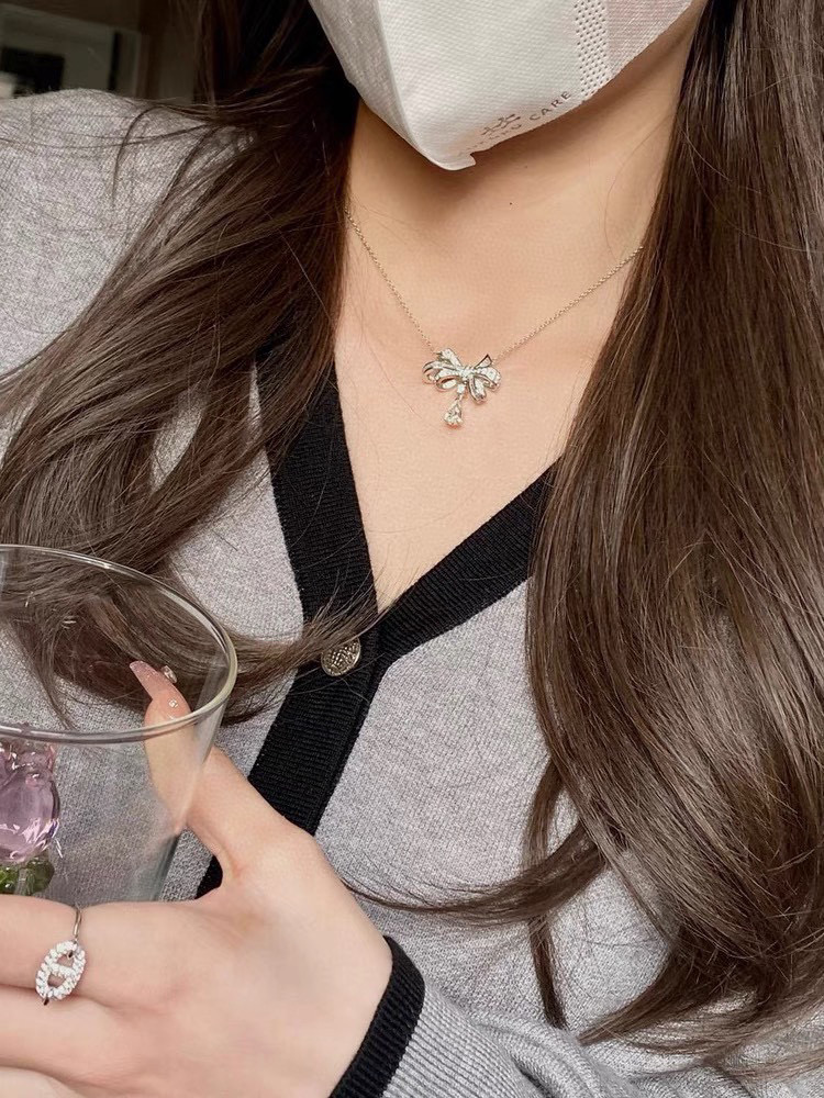 👑格拉芙 蝴蝶结 水滴钻 项链 优雅中带着甜美的一款 电镀厚金 高端奢华大气 晚宴蹦迪必备
富贵白富美标