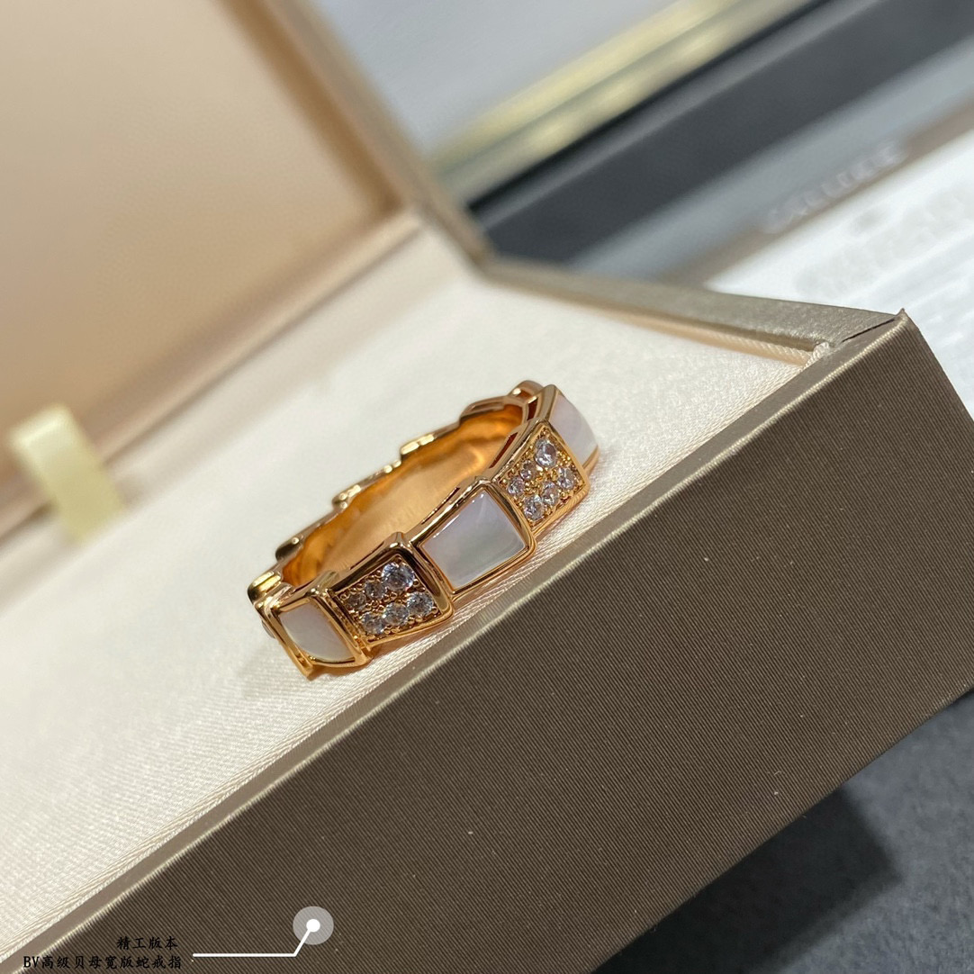 👑BVLGARI宝格丽宽版高级贝母蛇戒指 🐍细腻妖娆的线条设计，饰以明亮钻石💎让霸气也可以有女人味！加厚