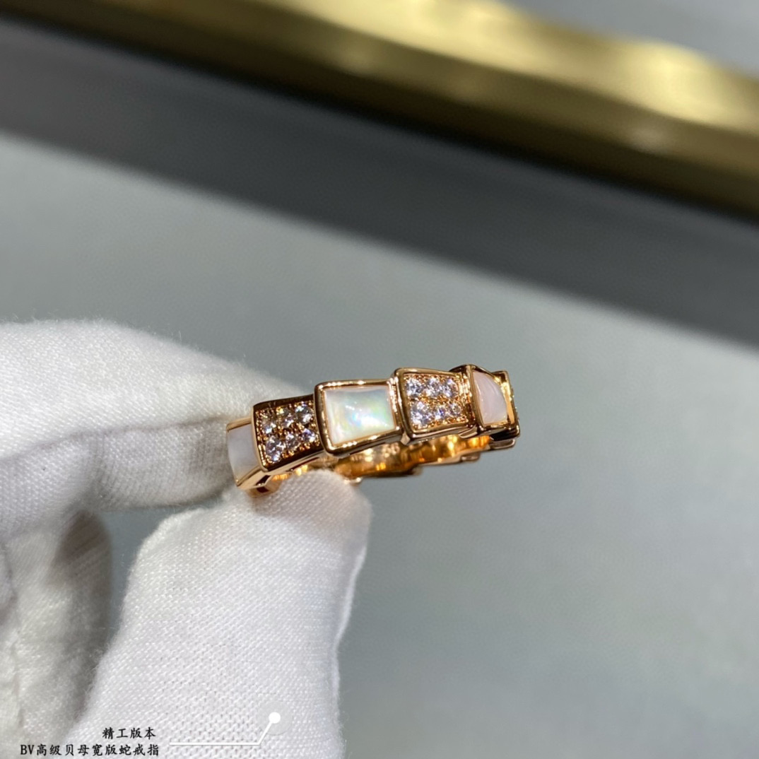 👑BVLGARI宝格丽宽版高级贝母蛇戒指 🐍细腻妖娆的线条设计，饰以明亮钻石💎让霸气也可以有女人味！加厚
