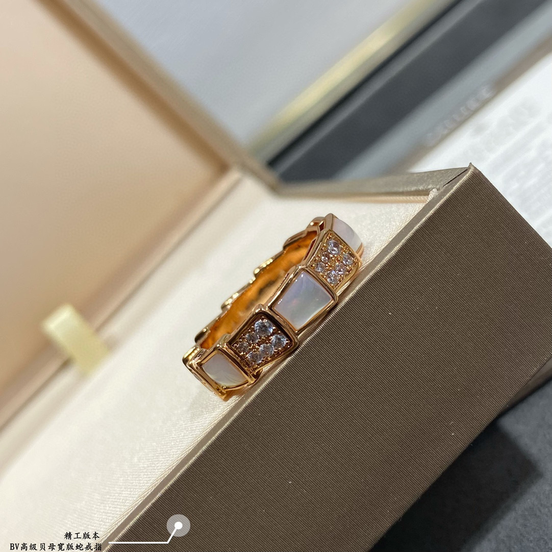 👑BVLGARI宝格丽宽版高级贝母蛇戒指 🐍细腻妖娆的线条设计，饰以明亮钻石💎让霸气也可以有女人味！加厚