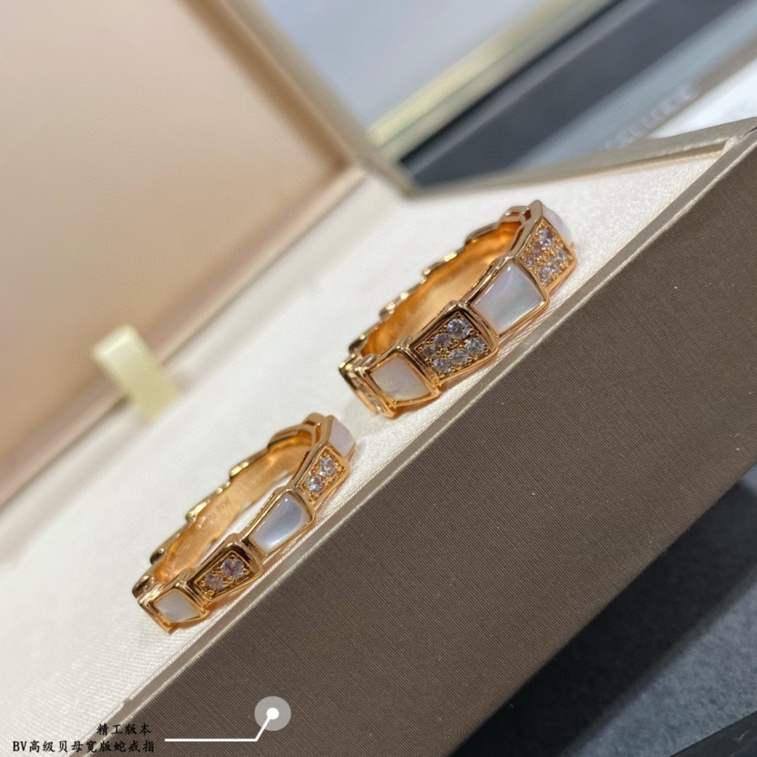 👑BVLGARI宝格丽宽版高级贝母蛇戒指 🐍细腻妖娆的线条设计，饰以明亮钻石💎让霸气也可以有女人味！加厚