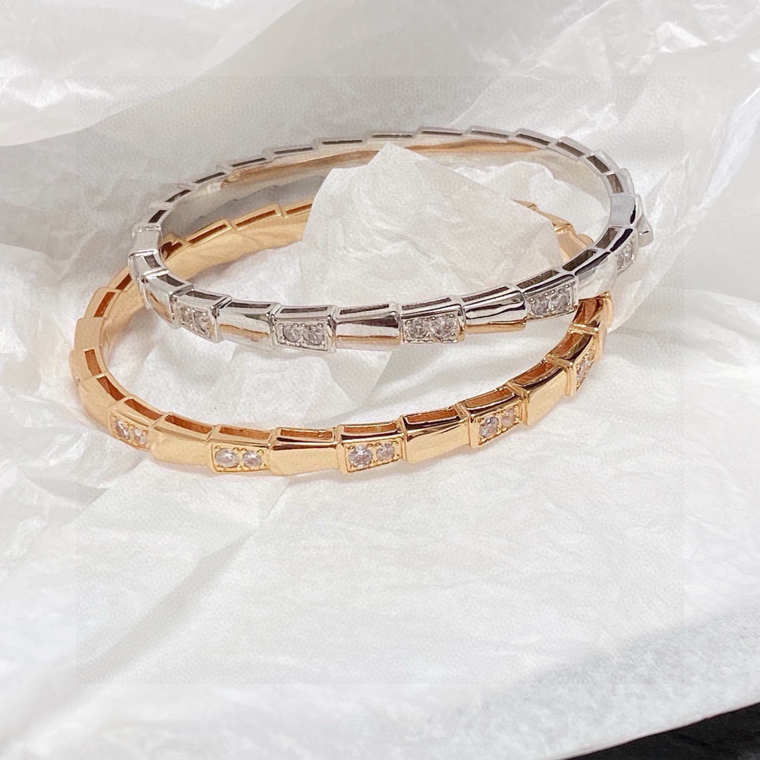 👑宝格丽手镯SerPenti ViPer系列间钻蛇骨手镯，V金材质厚镀厚金。完美镶钻精心打磨，与金属边完