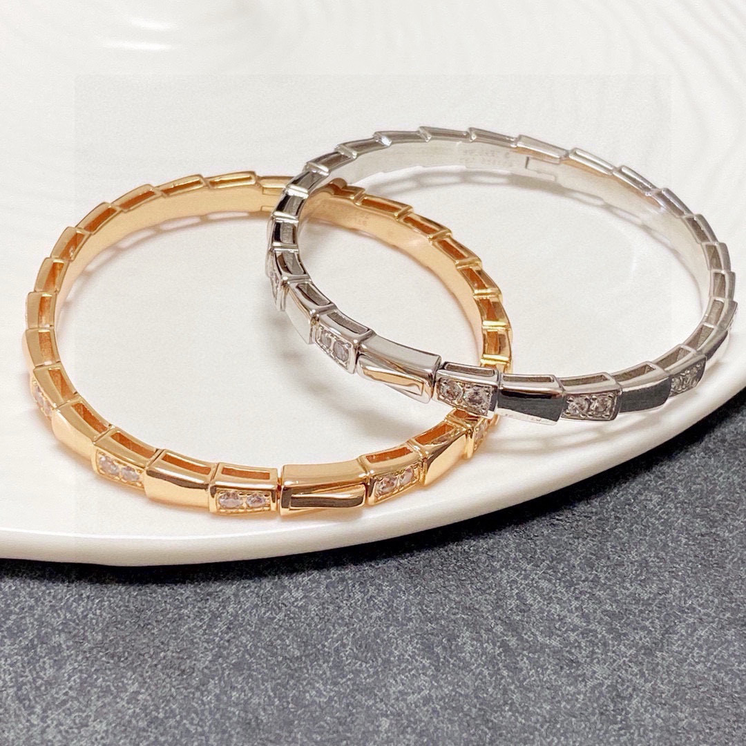 👑宝格丽手镯SerPenti ViPer系列间钻蛇骨手镯，V金材质厚镀厚金。完美镶钻精心打磨，与金属边完