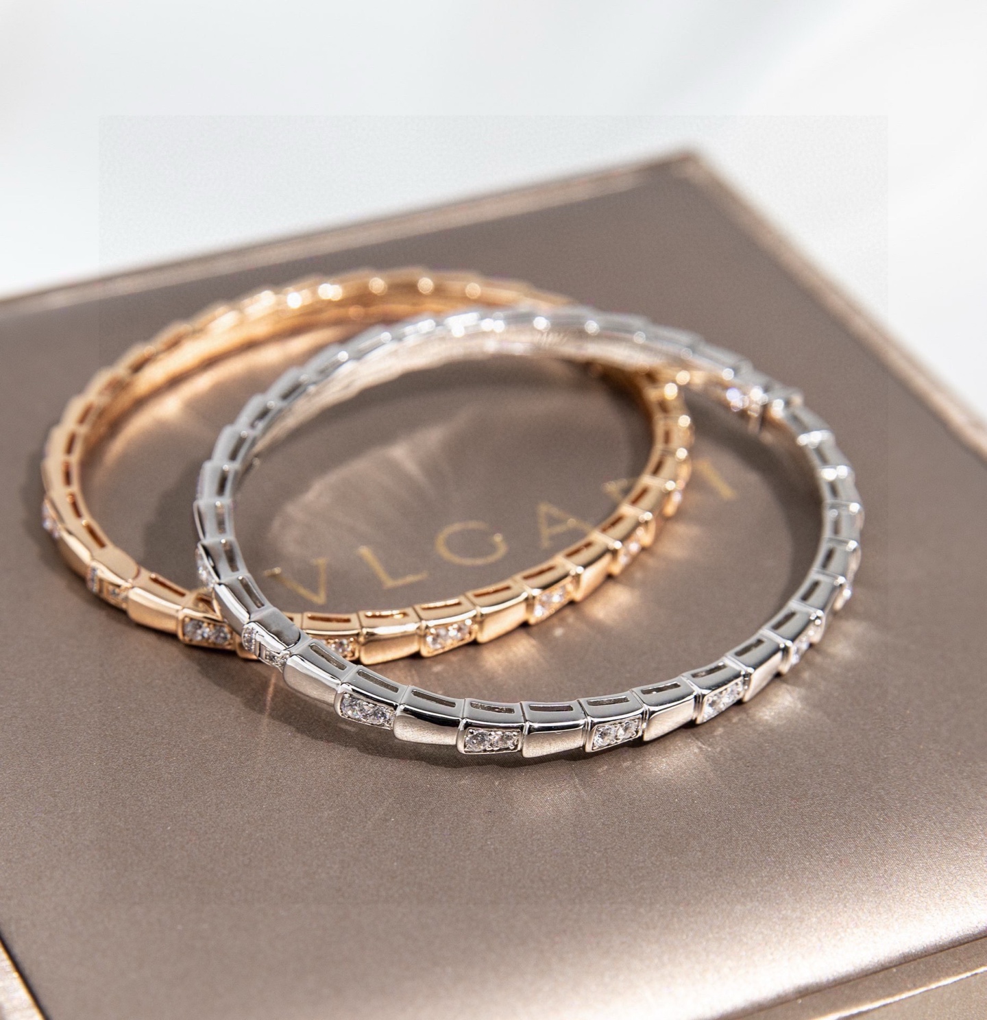👑宝格丽手镯SerPenti ViPer系列间钻蛇骨手镯，V金材质厚镀厚金。完美镶钻精心打磨，与金属边完