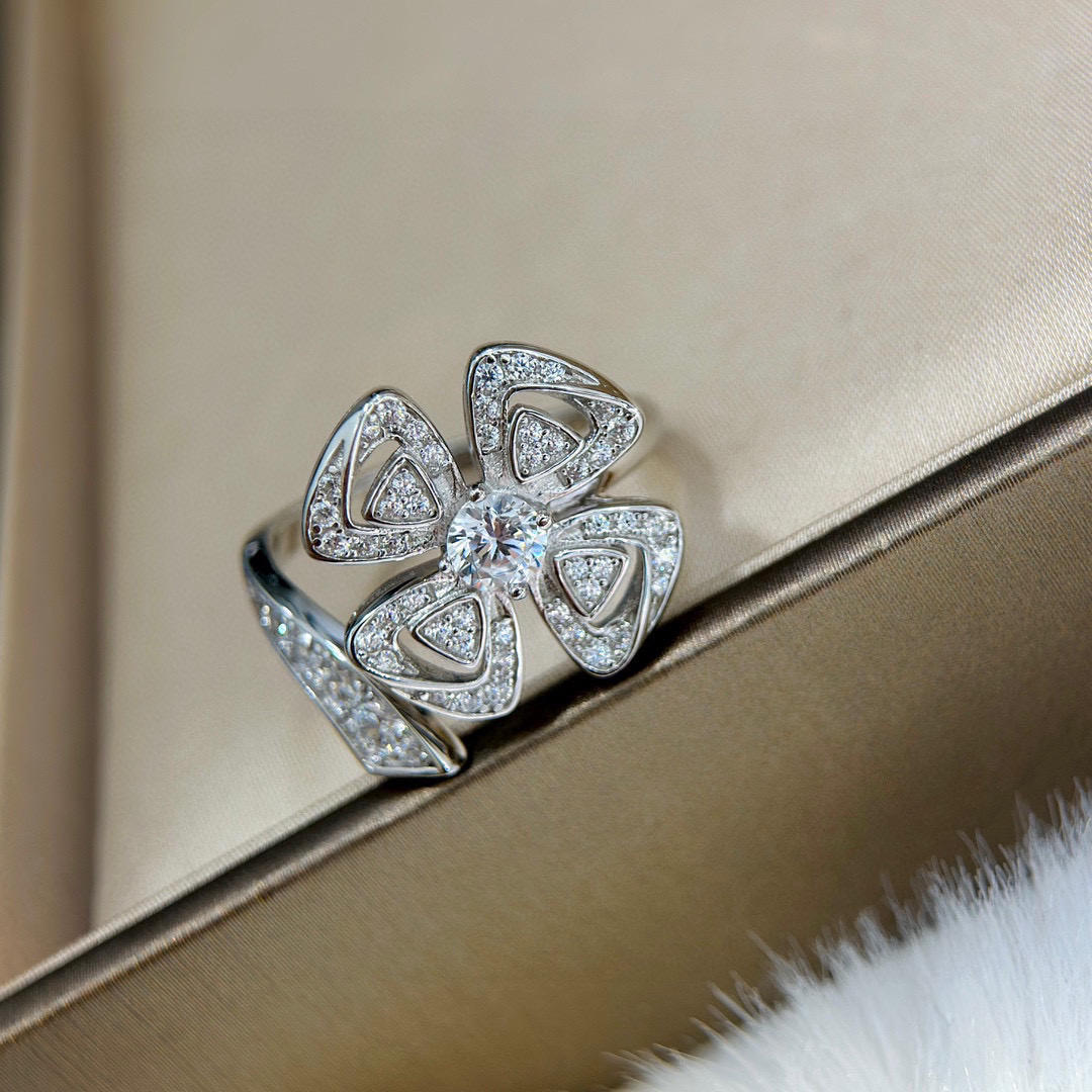 NO:379837,Bv Family Yonghuan Series Four-leaf clover Diamond Opening Ring Not Picking Fingers All Can We Wear The Best Gift Gift One Super Beautiful Luxury Full Diamond Adjustable Opening Selected Imported Materials Electroplating Thick Gold Opening No Code Ring, Jewelry Boutique, Bottega Veneta,ring19860909Bv家 咏绽系列 四叶草 排钻 开口戒指 不挑手指 均可佩戴 送礼最佳 超美的一款 奢华满钻 开口可调节 精选进口材质电镀厚金 开口不分码 戒指,饰品精品,bottega veneta,ring,Jewelry