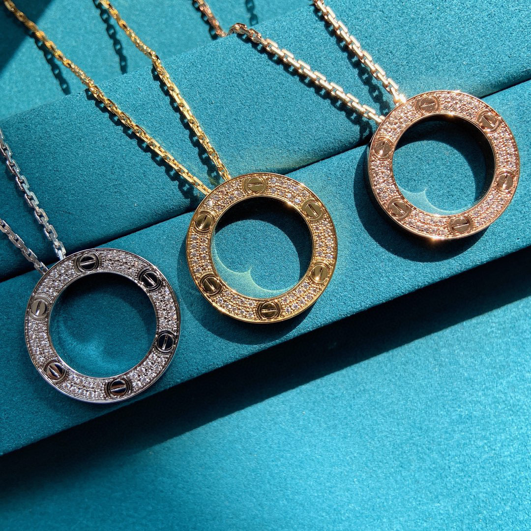 NO:379840,Love Star Cake Necklace (Rose Gold, Gold, Platinum) Kajia Love Star Cake Necklace, a luxury big brand necklace for fried chicken. It comes from ZP high-precision CNC machine, each diamond is artificially inlaid, so the data is completely reproduced by ZP details, restore the thickness, diamond number, and the logo of the word print. The tight and detailed ZP original custom chain, with a total length of 43cm, without extension rings. 'The best state of a woman is that her eyes are full of stories, but there is no wind and frost on her face; she put on light makeup every day and put on her favorite clothes; she doesn't envy anyone, laughs at anyone, and does not rely on anyone; she just works quietly! She swallows her grievances, feeds her bigger, doesn't want to change others, but just secretly improves herself, get what she wants, and slowly live the way she likes!', jewelry boutique, necklace, gold19860909love满天星大饼项链（玫瑰金、黄金色、白金色） 卡家love满天星项链,一款炒鸡奢华的大牌项链. 来源于ZP高精度cnc机雕刻而成,每一颗钻人工镶嵌,所以数据完全复刻ZP细节,还原厚度、钻石颗数、字印logo,紧密细致的ZP原版定制链条,总长43cm,无延长环. “一个女人最好的状态就是 眼里写满了故事,脸上却不见风霜； 每天化个淡妆,穿上喜欢的衣裳； 不羡慕谁,不嘲笑谁,也不依赖谁； 只是悄悄的努力！ 她 吞下了委屈,喂大了格局, 不想着改变别人,只是偷偷改善自己, 想要的东西自个儿努力得到, 慢慢活成自己喜欢的模样！”,饰品精品,necklace,gold,Jewelry