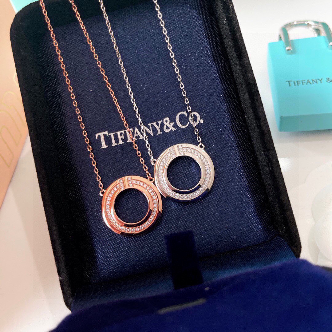 NO:381638,[Purchase level] Tiffany Tiffany's new product is on the market!  !  T two series, circle, full diamond, double T necklace, selected original, consistent imported material, electroplated 18k rose gold, made of high-carbon diamonds, a popular product is coming, first come, first served!  Rose gold platinum, jewelry boutique, tiffany, necklace19860909【代购级别】Tiffany 蒂芙尼 新品上市！！T two系列 圆圈 满钻 双T项链 精选原版一致进口材质电镀18k玫瑰金 采用高碳钻镶嵌而成 大卖的爆款来临 先到先得！ 玫瑰金 铂金,饰品精品,tiffany,necklace,Jewelry