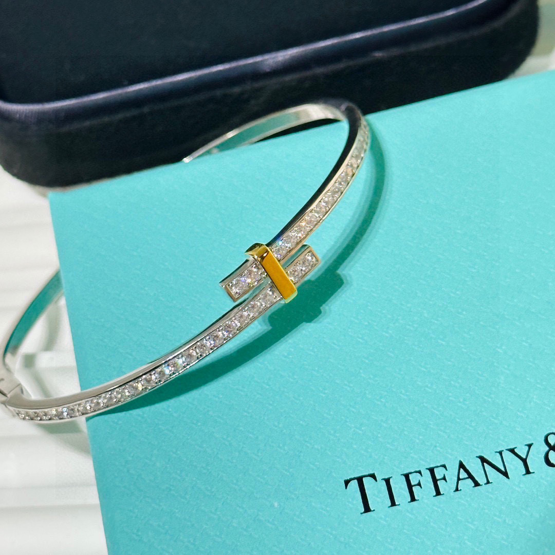 NO:382544,Tiffany model Tiffany 23C new model diamond row two-color bracelet simple and atmospheric. Material electroplating thick gold. Fashionable and outdated. Trendy singles. Color-separated electroplating. Bracelet, jewelry boutique, tiffany, bracelet19860909Tiffany 款 蒂芙尼23C新款 排钻 双色手镯 简约大气百搭 材质电镀厚金 时尚不过时款 潮流单品 分色电镀 手镯,饰品精品,tiffany,bracelet,Jewelry