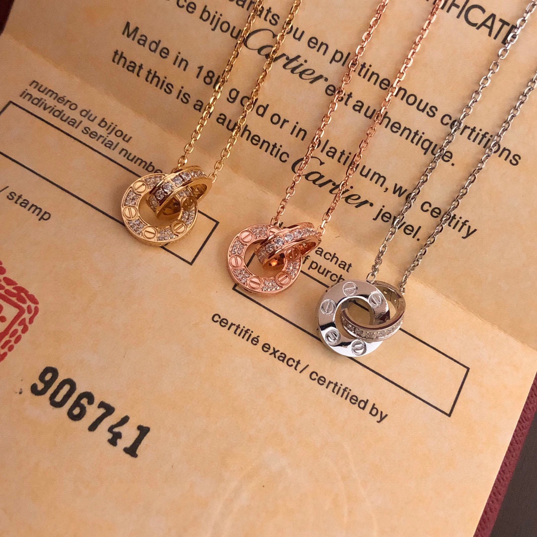 NO:555625,The beautiful and bad Cartier necklace is the classic Love diamond-filled flatbread double-ring necklace. A classic big-name piece, it integrates a round cake, screws, and full diamonds into one, with one side full of diamonds and one side without diamonds. It is a very popular one in the love series. The classic screw design means the eternity of love!  18k gold electroplating process. Counter version. One-to-one quality. Lock the unwavering vow of love and witness the lingering legendary love. Awesome design!  All styles are available, fine jewelry, cartier, necklace19860909美弊了卡地亚项链 经典Love满钻大饼双环项链.经典大牌之作,将圆饼,螺丝钉,满钻集为一体,一面满钻,一面无钻,是love系列里非常火的一款,经典的螺丝设计意味着爱情的永恒！电镀18k金工艺 专柜版本 一比一质量 锁住矢志不渝的爱之誓约,见证缠绵悱恻的传奇爱情,超赞的设计！各种风格都可以,饰品精品,cartier,necklace,Jewelry