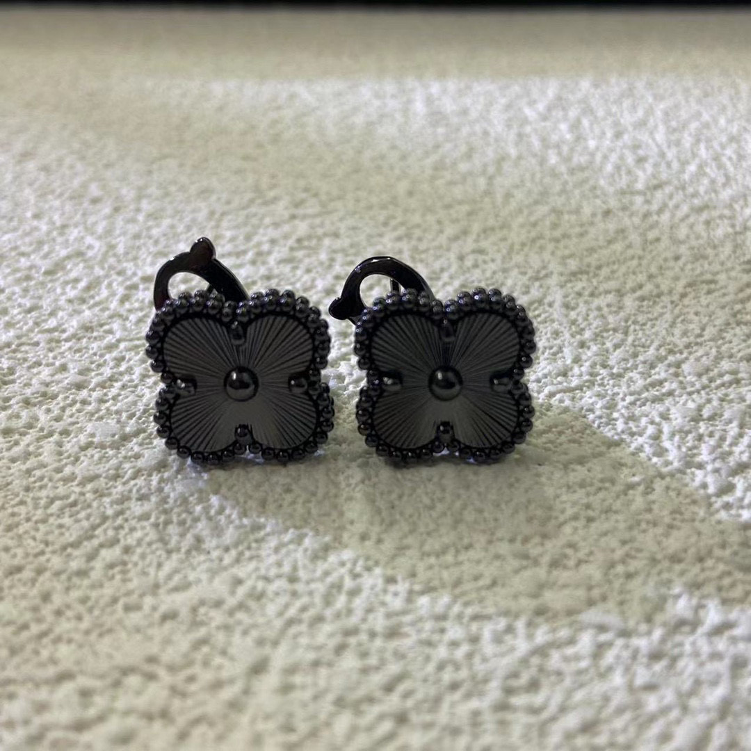 NO:582195,VCA black laser four-leaf clover ear cuffs. Cleef&Arpels Four-leaf clover This series has a smart design, smooth lines, and is easy to wear. It shows unlimited matching possibilities and brings rich and diverse styles to every woman's life. High-quality jewelry19860909VCA黑镭射车花四叶草耳拍.Cleef&Arpels 四叶草 此系列设计灵动,线条流畅,易于佩戴.展现无限搭配的可能,为每一位女性的生活带来丰富多样的风姿.,饰品精品,Jewelry