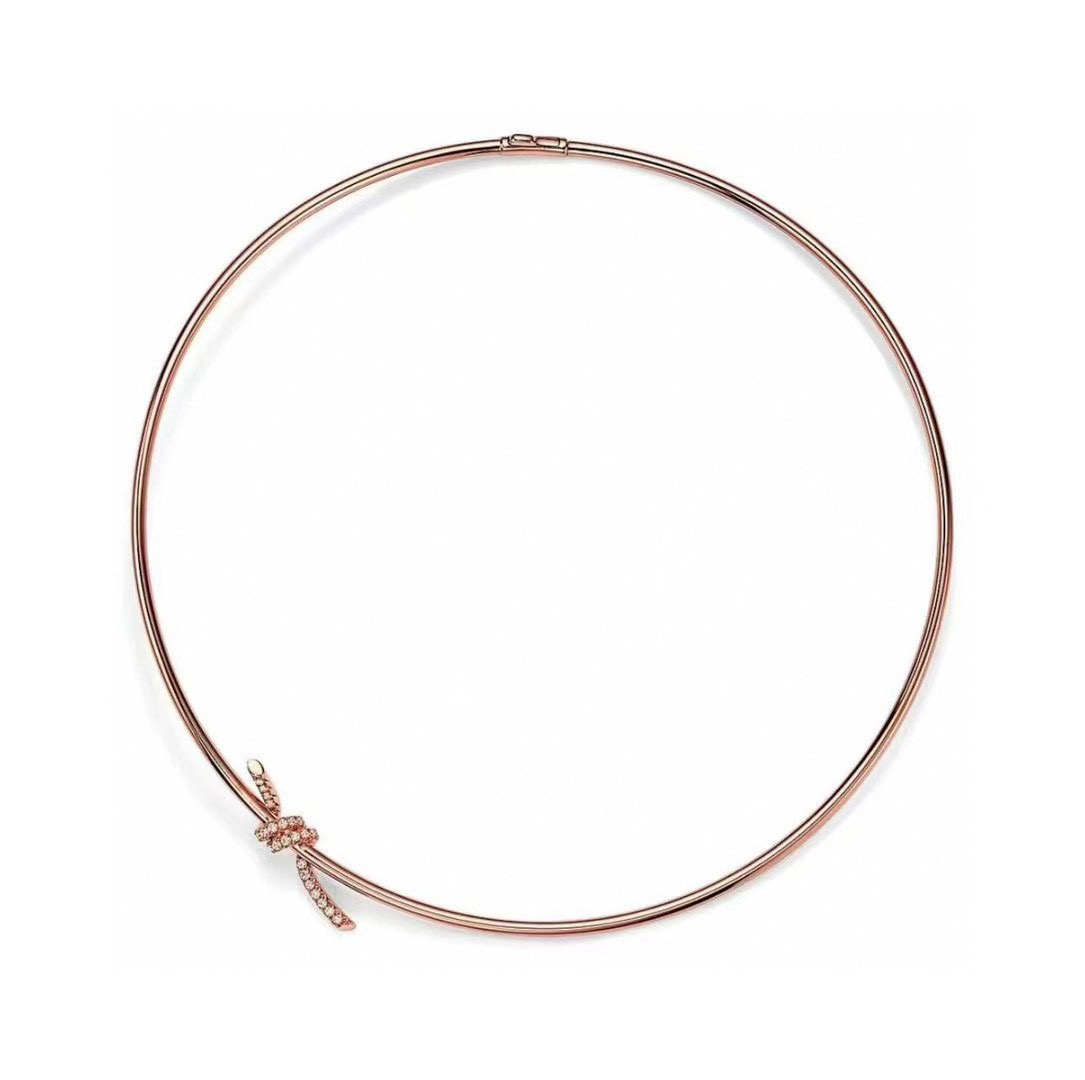 NO:582198,The rose gold 'knot' shape is very personal and smart, perfectly balancing the elegance and tenacity of women~ The meaning of eternal knots is also very beautiful. I hope that in the new year, I can meet the person who is attracted and bound to each other. Especially the diamond-encrusted double-ring knot necklace, the collision of diamonds and polished metal, is unconventional~ Paired with a small dress, it is elegant and elegant. Daily casual wear can show your personality and not be obtrusive. It is a high-quality jewelry19860909玫瑰金 “绳结”造型很是个性灵动,完美平衡了女性的优雅与坚韧~ 永结同心的寓意也很美好,希望在新的一年可以遇到相互吸引捆绑的那个他 特别是镶钻双环绳结项圈,钻石与抛光金属的碰 撞,不落俗套~ 搭配小礼服,优雅大气,日常休闲佩戴则更彰显个性,不会突兀,饰品精品,Jewelry