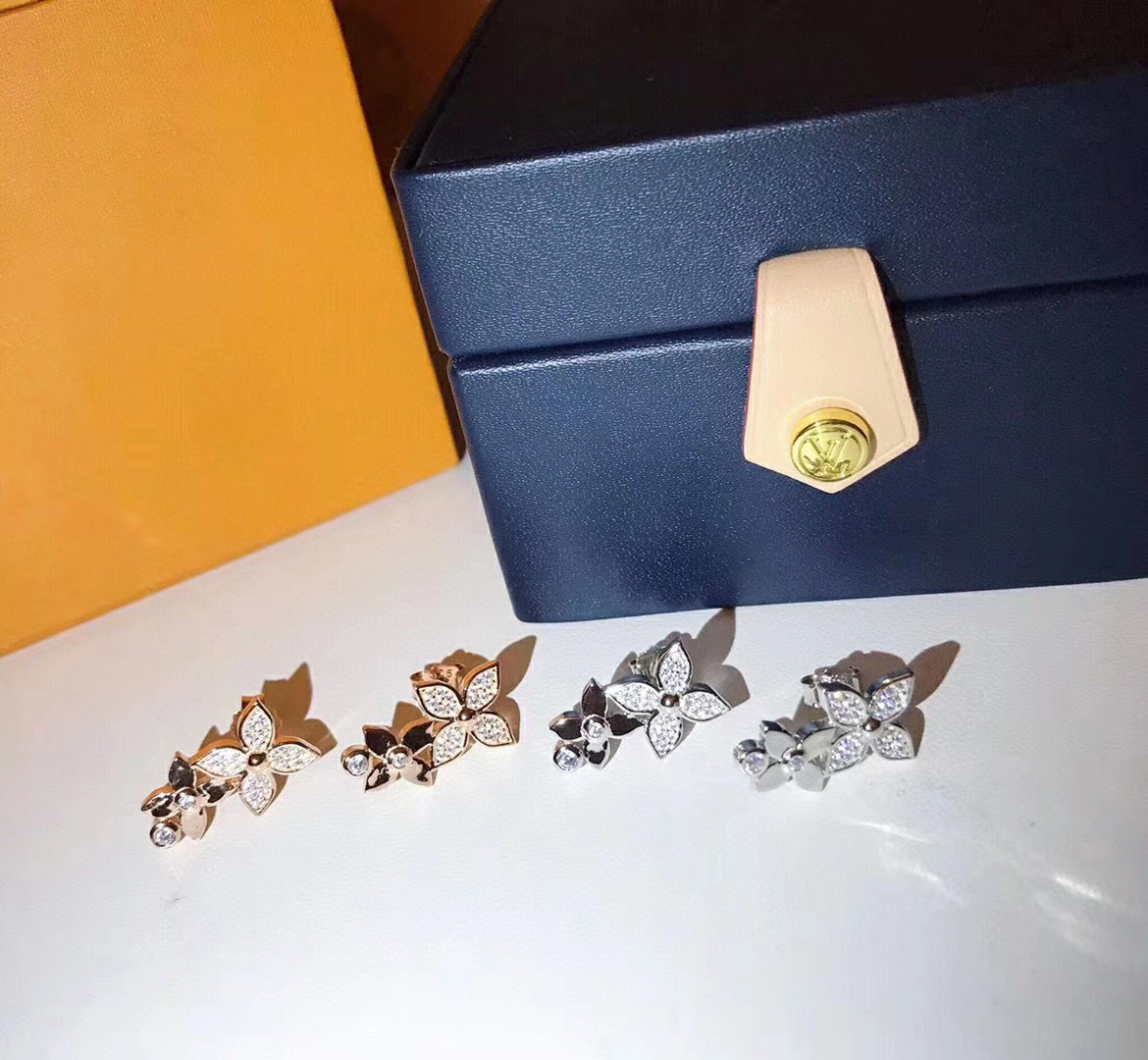 NO:582167,[Purchase level] Louis Vuition Louis Vuitton LV full diamond double flower four-leaf clover suit small fresh style classic durable and versatile item selected German imported materials electroplated thick gold platinum simple and exquisite earrings, jewelry boutique, louis vuitton, louis vuitton, louis vuitton19860909【代购级别】 Louis Vuition 路易威登LV 满钻双花 四叶草套装 小清新风格 经典耐看百搭单品 精选德国进口材质电镀厚金 铂金 简单精致耳钉,饰品精品,louis vuitton,louis vuitton,louis vuitton,Jewelry