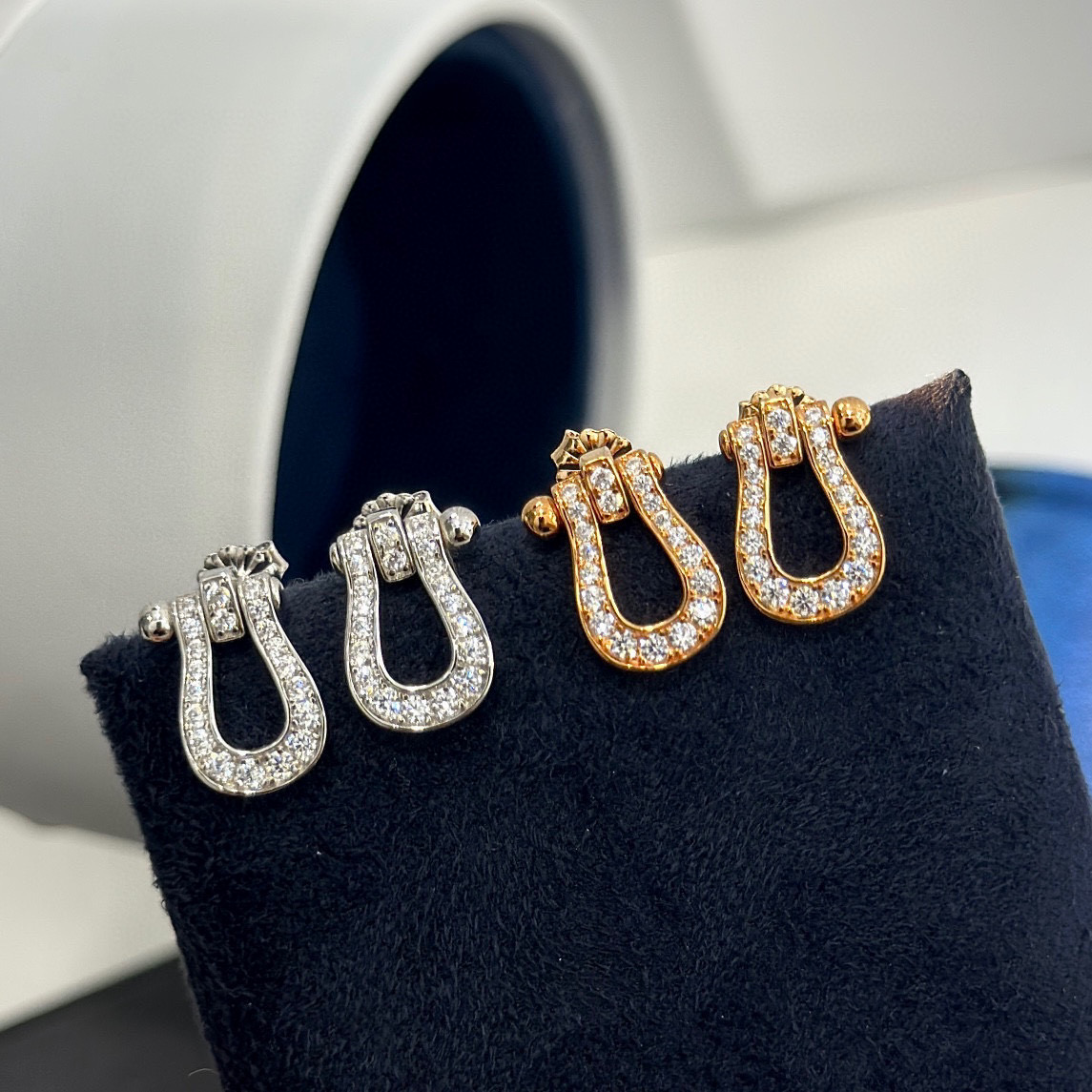 NO:582196,Big brand new pull ring, full of diamonds, large horseshoe buckle, earrings, fall in love at first sight, perfect match for stir-fried chicken, high-end customized micro-encrusted sandstone carving process, BlingBling from every angle, with Fred full-diamond buckle, full of high-end, simple and elegant, rose gold and white gold, electroplated thick gold, earrings, exquisite jewelry19860909大牌 新款 拉环 满钻 大号 马蹄扣 耳钉 一眼爱上 炒鸡绝配啦高端定制微镶矶镂雕工艺 每个角度都BlingBling 搭配Fred满钻扣头 高级感满满 简单大方 玫瑰金白金 电镀厚金 耳钉,饰品精品,Jewelry