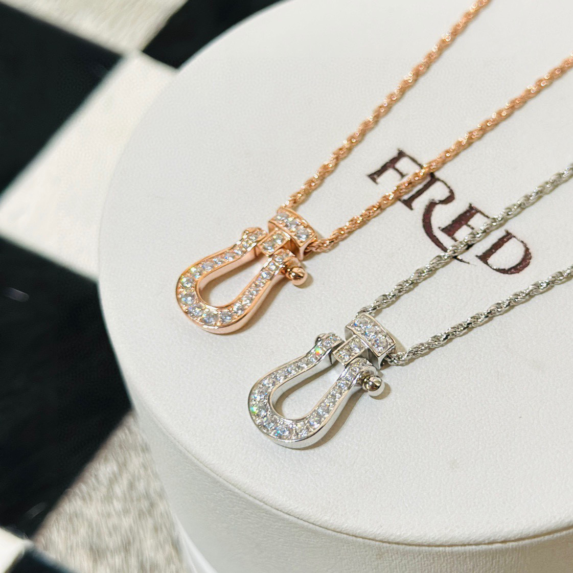 NO:582200,Fred's hot new model, full of diamonds, horseshoes, thick twist necklace, high-end customization, exclusive launch, micro-setting, high carbon diamonds, very cost-effective, almost no chance of collision, good-looking and versatile, simple and nice, platinum electroplating upgraded thick gold necklace, fine jewelry, necklace19860909费雷德 火爆 新款 满钻 马蹄 麻花粗项链 高端定制 独家首发 微镶 高碳钻,性价比很高 撞款几率几乎没有 炒鸡好看百搭 简单nice 白金电镀升级厚金 项链,饰品精品,necklace,Jewelry