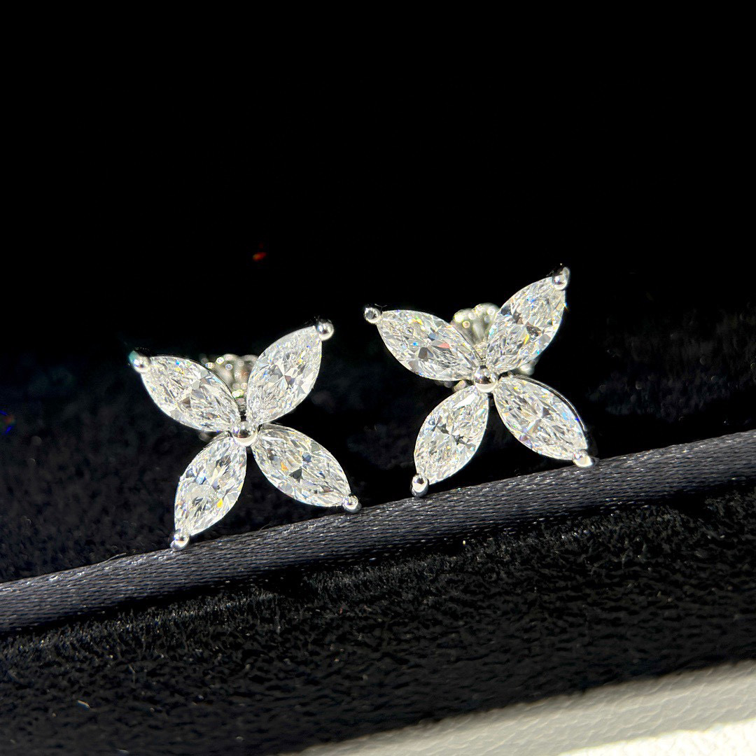NO:582770,T's Marquis Eye Flower Cluster Earrings. Exclusively molded and made from selected materials. Material: Hand-inlaid with 5A grade simulated diamonds. Low-key and gorgeous. Attend a party and sell out instantly. Earrings and fine jewelry.19860909T家 马眼 花簇 耳钉 精选材质一比一独家开模制作 材质 手工镶嵌5A级仿真钻 低调华丽 参加派对秒杀全场 耳钉,饰品精品,Jewelry