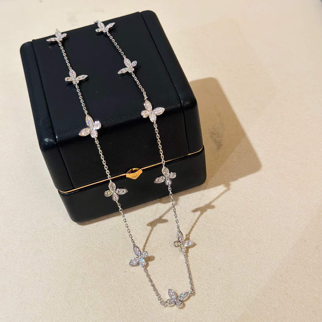 NO:575490,Graff Butterfly Full Diamond Necklace Jewelry GRAFF Jewelry uses the top zircon, lifelike, exquisite cutting, high-end customized inlaid with high-carbon diamonds bling bling super elegant design, luxurious and noble, comfortable to wear, generous and beautiful necklaces, jewelry boutique, graff, necklace19860909格拉夫 蝴蝶 满钻 项链 珠宝 GRAFF珠宝 采用最顶尖的 锆石 栩栩如生,精工的切割 高端定制镶嵌高碳钻 bling bling 超级重雍容的设计,奢华高贵,佩戴舒适 大方漂亮 项链,饰品精品,graff,necklace,Jewelry