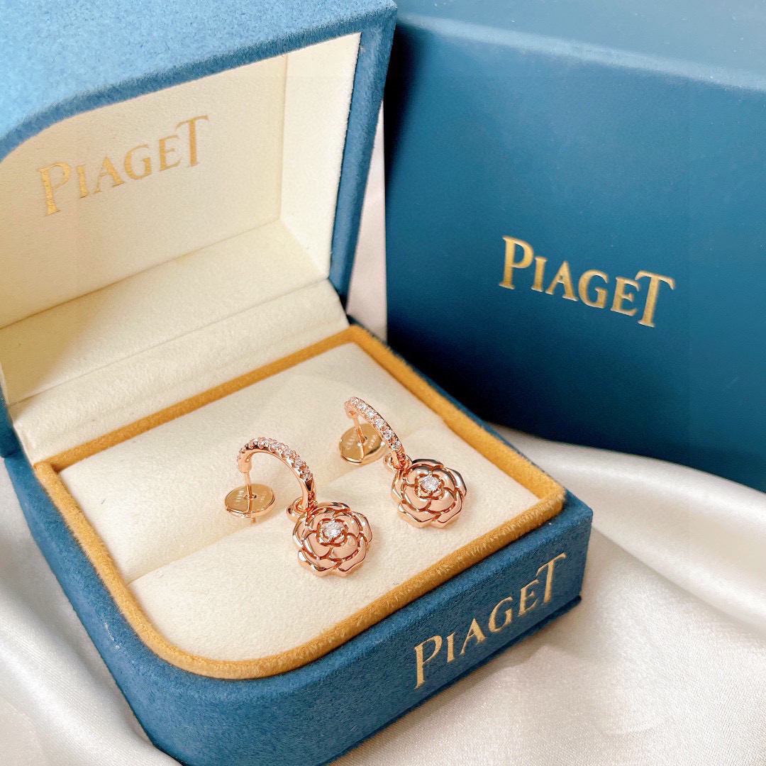 NO:583370,Pay attention to the details of our products chanel Xiaoxiang's new CAMELIA series hollow camellia high-end inlaid necklace highly recognizable iconic classic pattern with superb physical texture and temperament matching The three-dimensional petal shape is very delicate The petal arc contour lines are smooth and graceful The petals are staggered at intervals Layers around a shining crystal diamond in the center Very smart rose gold Flying saucer earrings, boutique jewelry, chanel, necklace19860909认准我们的出品细节chanel 小香新款 CAMELIA系列镂空山茶花 高端镶嵌 项链 辨识度极高的标志性经典图案 实物质感超赞 气质搭配 立体花瓣造型非常精致 花瓣弧形轮廓线条流畅优美 花瓣与花瓣间隔错落 层层围绕中央一颗闪亮晶钻 十分灵动 玫瑰金 飞碟耳钉,饰品精品,chanel,necklace,Jewelry