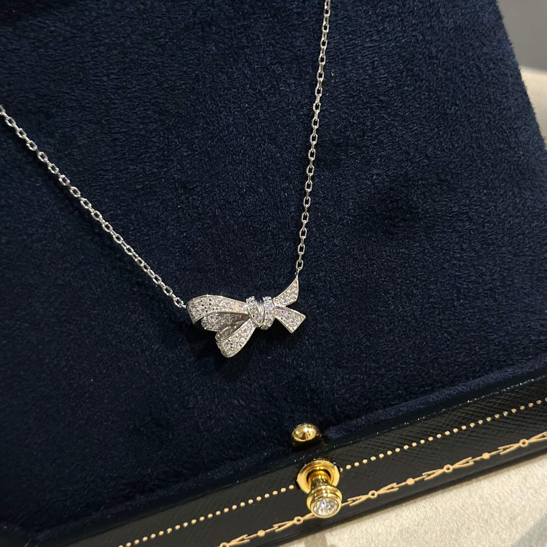 NO:588745,Graff's new bow series necklaces are exciting and endless energy. High-end customization, imported materials, micro-setting technology, radiant, blooming like a fiery passion. Brilliant gems, catching the dazzling sunshine. Fluid curves, carving out eye-catching personality. Wearing Graff's new #Sunburst jewelry series, you can exude the charming charm like the sun. Necklaces, jewelry boutiques, burberry, graff, necklace19860909格拉夫新款 蝴蝶结系列 项链 激动无尽能量.高端定制 进口 材质微镶工艺 光芒四射,绽放如火热情.璀璨宝石,捕捉耀眼阳光.流丽曲线,刻划瞩目个性. 戴上格拉夫全新#Sunburst珠宝系列#,让您散发犹如艳阳的动人魅力 项链,饰品精品,burberry,graff,necklace,Jewelry