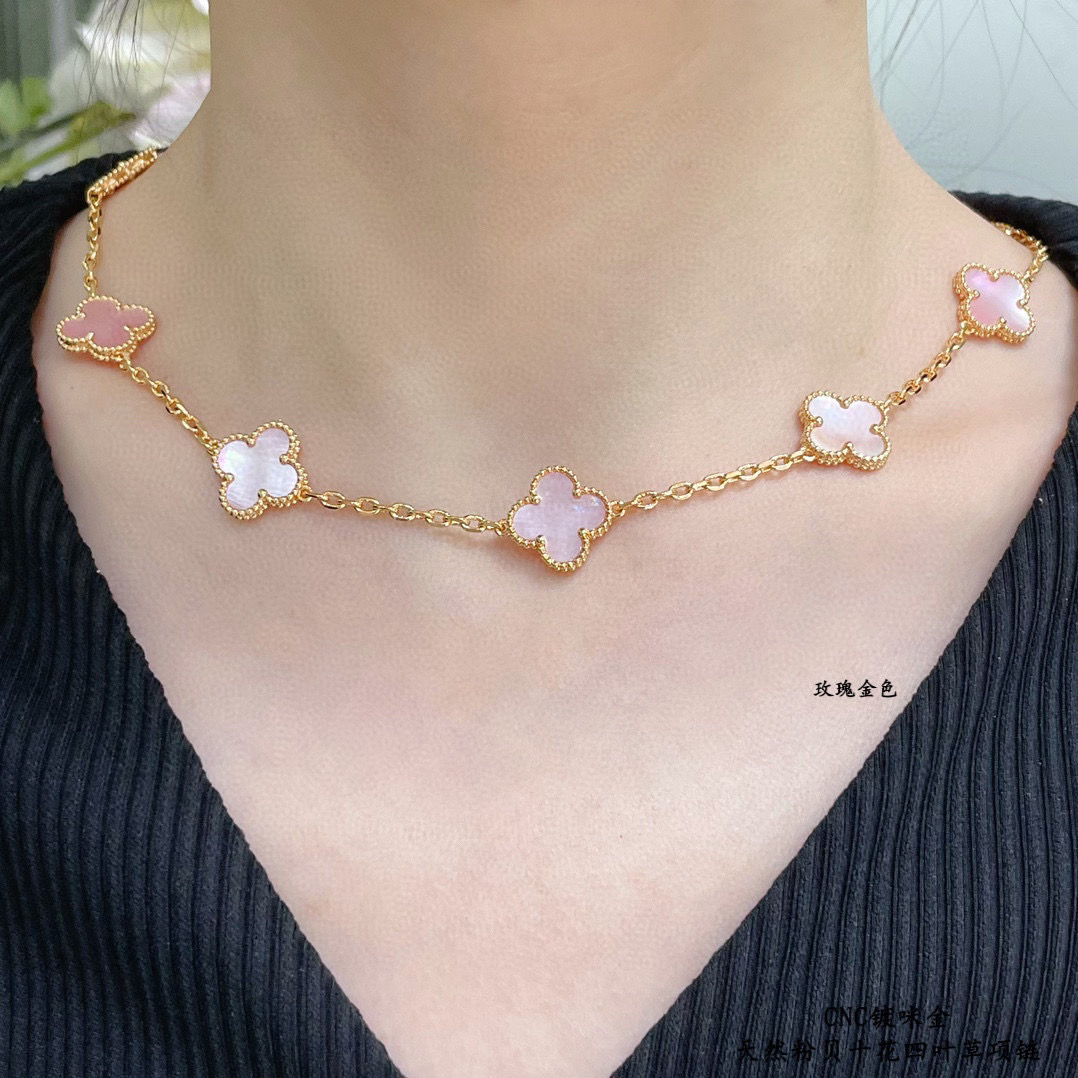 NO:588736,VCA natural pink shell ten-flower four-leaf clover necklace. Cleef&Arpels four-leaf clover This series has a smart design, smooth lines, and is easy to wear. It shows unlimited matching possibilities and brings rich and diverse styles to every woman's life., jewelry boutique, necklace19860909VCA天然粉贝十花四叶草项链.Cleef&Arpels 四叶草 此系列设计灵动,线条流畅,易于佩戴.展现无限搭配的可能,为每一位女性的生活带来丰富多样的风姿.,饰品精品,necklace,Jewelry