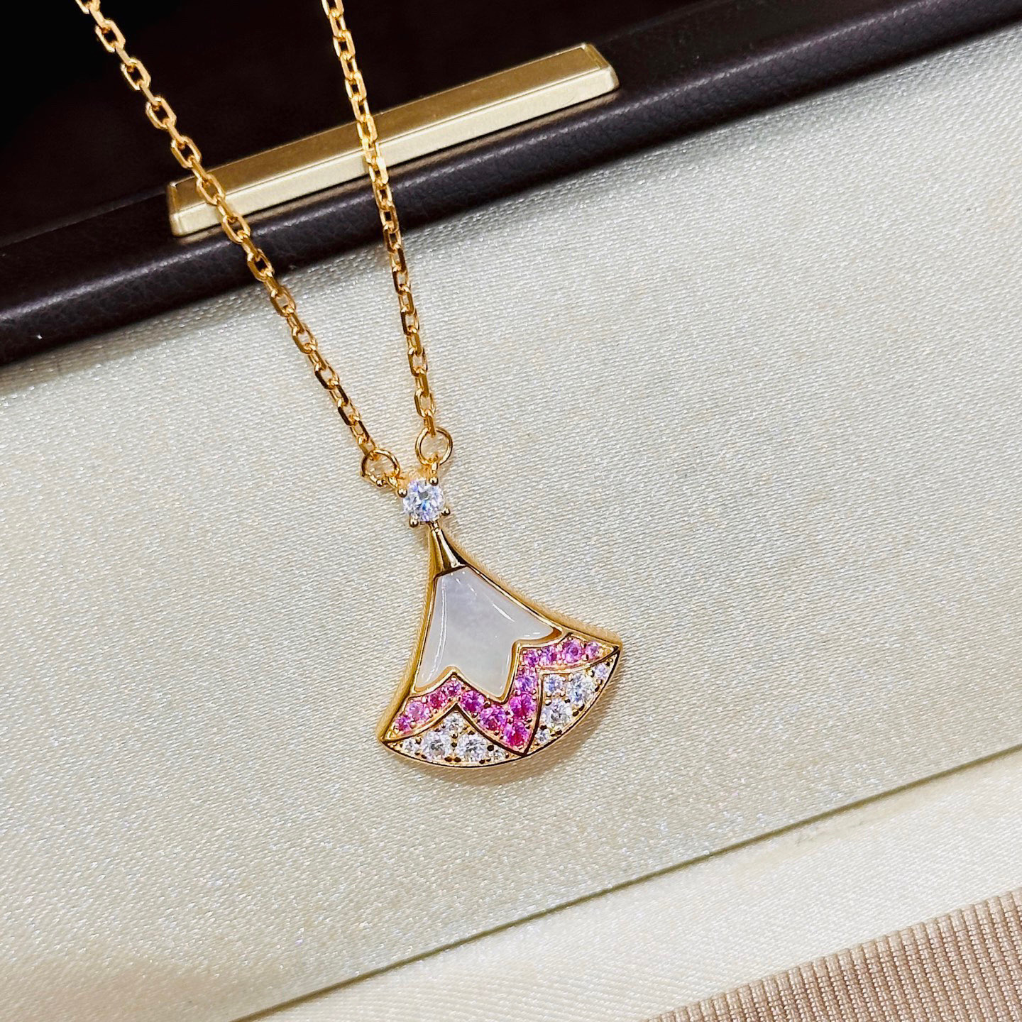 NO:588791,Bv home 15 years Chinese Valentine's Day limited edition diva series white mother-of-pearl pink diamond skirt necklace fan-shaped classic style exclusive selection of German imported materials electroplated 18k gold champagne gold necklaces, jewelry boutiques, bottega veneta, skirts, necklace19860909Bv家 15年七夕限定款 diva系列 白贝母 粉钻 裙子 项链扇形 经典款 独家精选德国进口材质电镀18k金 香槟金 项链,饰品精品,bottega veneta,skirts,necklace,Jewelry
