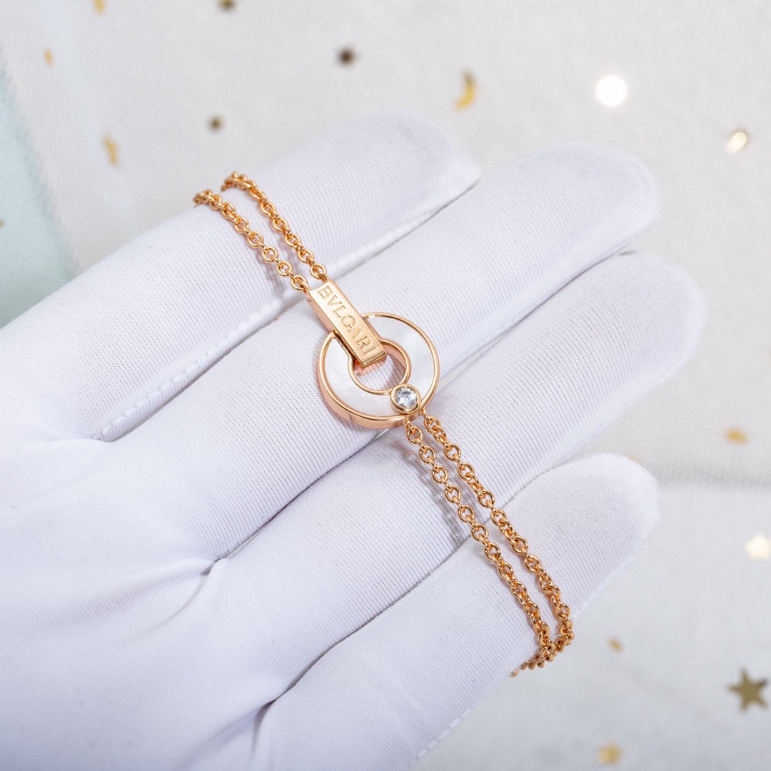 NO:642269,Bulgari bv disc bracelet, commonly known as copper coin bracelet, new mother-of-pearl diamond disc bracelet, a super beautiful bracelet that looks like a copper coin and has a feeling of attracting wealth. The mother-of-pearl is inlaid with a rhinestone, which is definitely the finishing touch to the whole. Paired with a rose gold bracelet, it is particularly luxurious and fashionable. Unstoppable sparkle. The design of the disc. The embellishment of diamonds. The diamonds are shiny. The lines are smooth. The real thing is very slim and beautiful. Simple and fashionable.  Low-key luxury, fine jewelry, bottega veneta, bvlgari, bracelet19860909宝格丽 bv 圆盘手链 俗称铜钱手链 新款贝母镶钻圆盘手链 超级美腻的一款手链  像一枚铜钱 有一种招财进宝的感觉 贝母上镶有一颗水钻 绝对是整体上的点睛之笔 搭配玫瑰金手链 特别的奢华时尚 无法阻挡的闪耀 圆盘的设计 钻的点缀  钻闪闪发亮 线条感流畅 实物上手非常纤秀 特别好看 简约时尚 低调的奢华,饰品精品,bottega veneta,bvlgari,bracelet,Jewelry