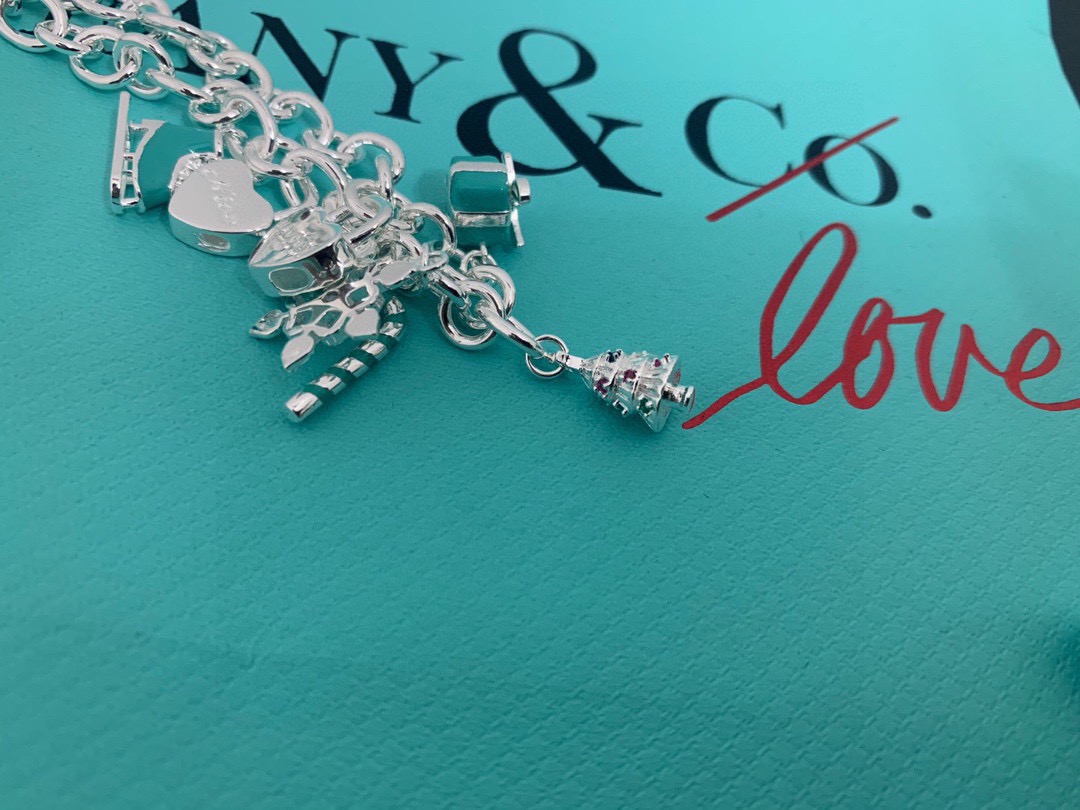 👑蒂芙尼 。圣诞🎄手链 。 官网推出圣诞款主打流行款式 送礼🎁必备神器。