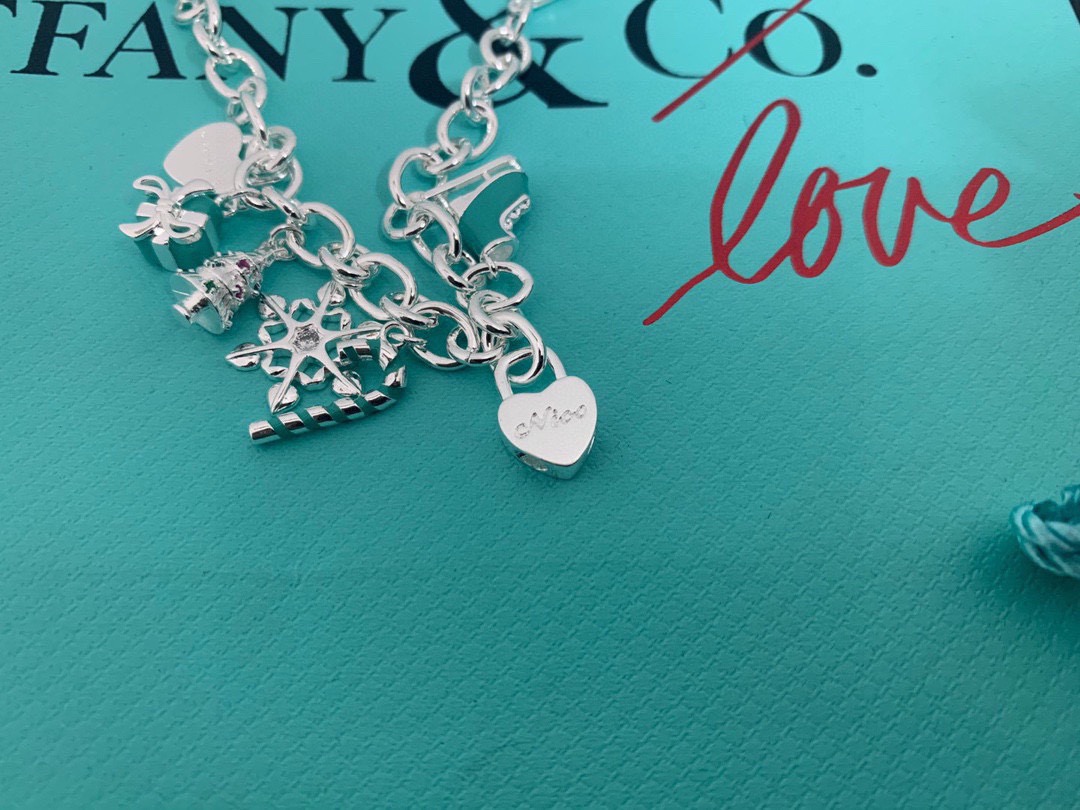 👑蒂芙尼 。圣诞🎄手链 。 官网推出圣诞款主打流行款式 送礼🎁必备神器。