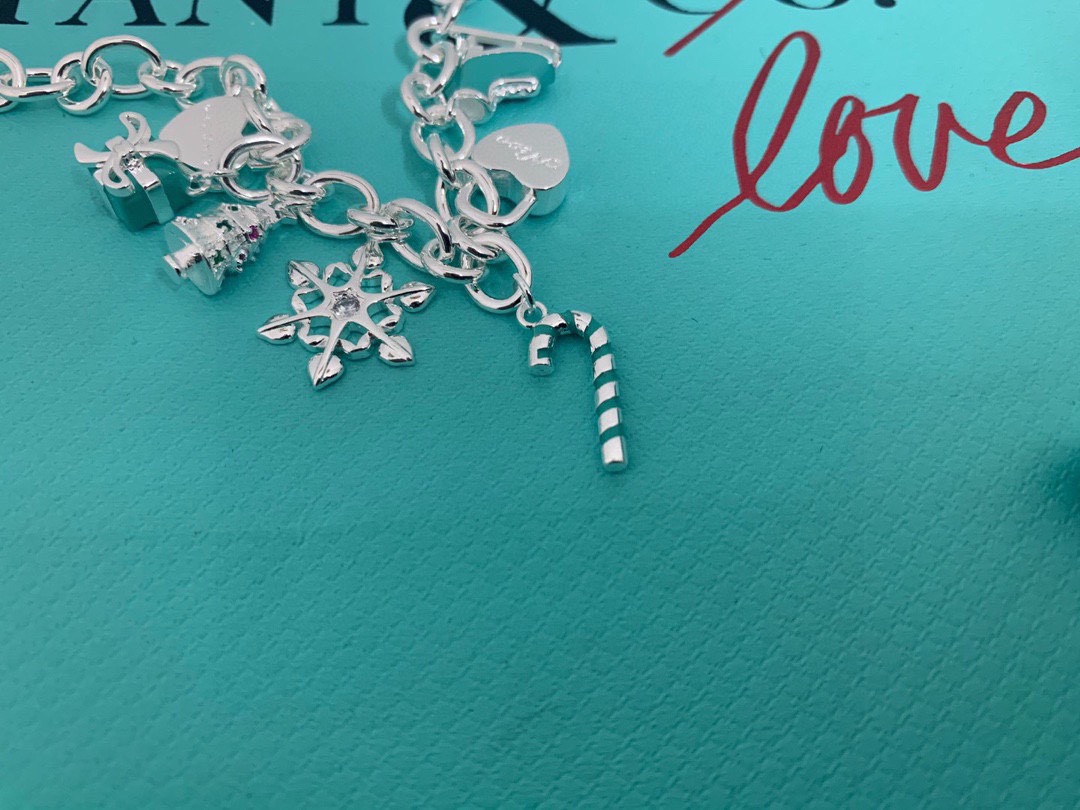 👑蒂芙尼 。圣诞🎄手链 。 官网推出圣诞款主打流行款式 送礼🎁必备神器。