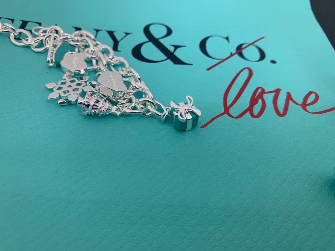 👑蒂芙尼 。圣诞🎄手链 。 官网推出圣诞款主打流行款式 送礼🎁必备神器。