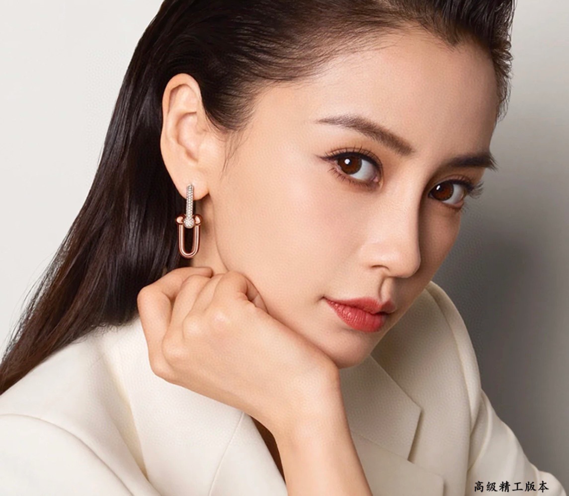 NO:643146,Tiffany Tiffany double-ring diamond horseshoe buckle earrings, which can be salty or sweet, and have a strong luster. They are simple and can add points. They are versatile for daily commuting and are not picky! The connection design of each link is very smart, and there will be no embarrassment of easily clashing styles. Boutique jewelry, tiffany, earrings19860909Tiffany蒂芙尼双环带钻马蹄扣耳环,可盐可甜,光泽感强,是那种简单又能加分的没错了,日常通勤百搭,不挑人!每一个链环处的衔接设计得都很灵巧,不会有轻易撞款的尴尬.,饰品精品,tiffany,earrings,Jewelry