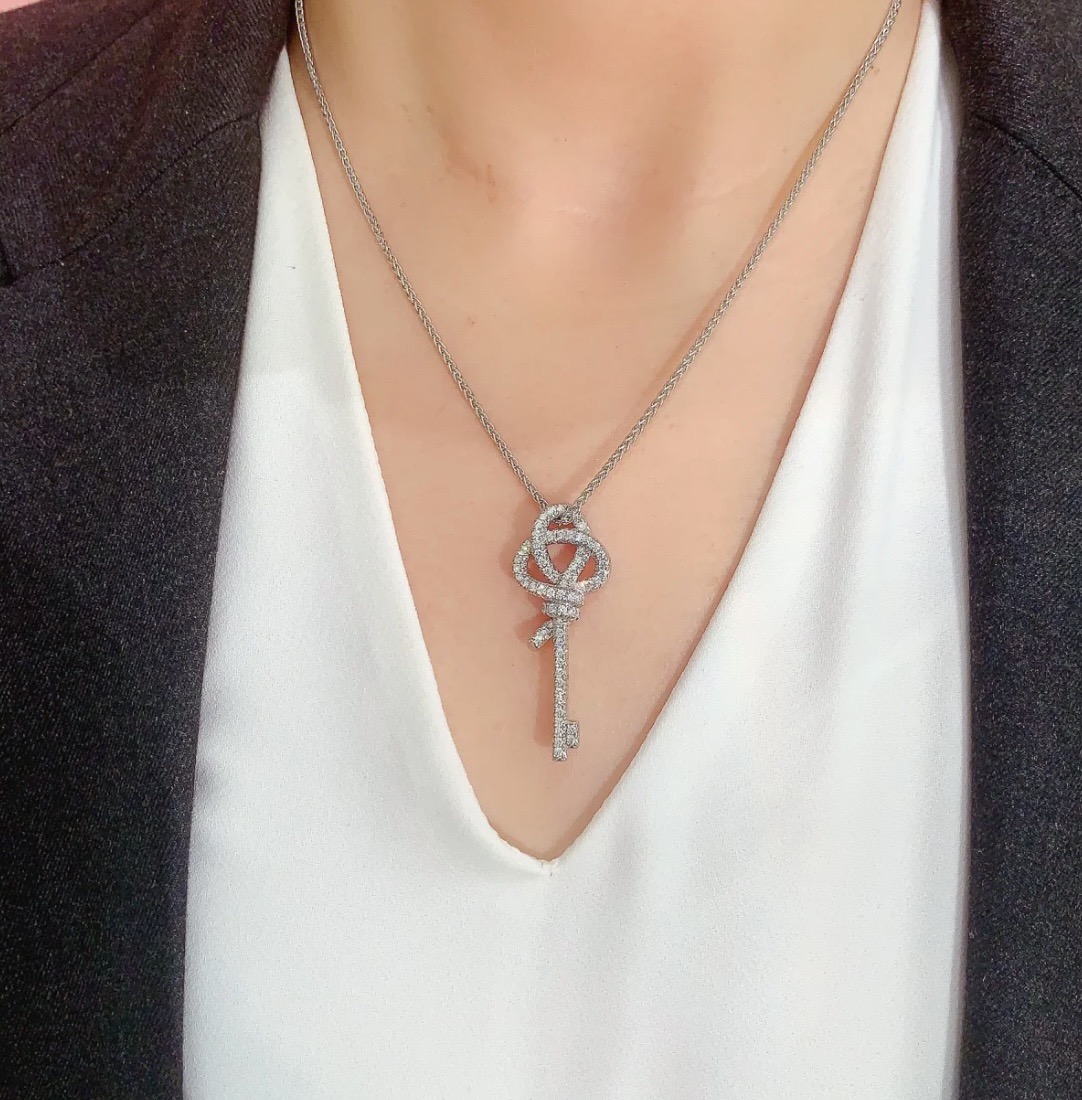 NO:643148,Tiffany's diamond-filled T-knot key necklace. Like a beacon guiding people to optimism and hope, the Tiffany Keys series symbolizes a bright future. Dazzling diamonds embellish the elegant curves of the charming pendant. 18K gold is set with round brilliant-cut diamonds., jewelry boutique, tiffany, necklace19860909蒂芙尼满钻T绳结钥匙项链.犹如明灯指引人们通向乐观与希望,Tiffany Keys 系列象征着光明的未来.璀璨夺目的钻石点缀迷人吊坠的优雅曲线.18K金镶嵌圆形明亮式切割钻石.,饰品精品,tiffany,necklace,Jewelry