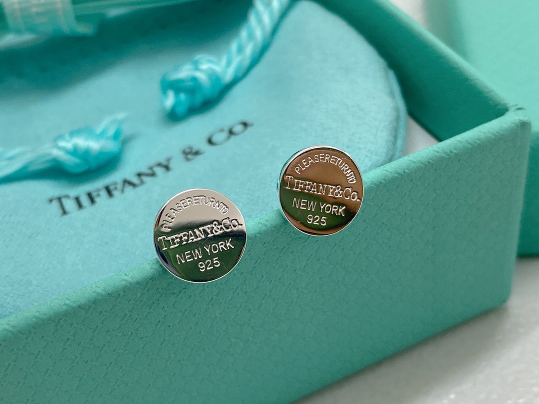 NO:643150,Tiffany round sterling silver stud earrings with a unique Tiffany inscription. Inspired by the iconic key ring first introduced in 1969, the return to the Tiffany collection is a reinvention of a classic. Wear these elegant earrings to match understated outfits., tiffany, earrings, pure silver19860909蒂芙尼圆形纯银耳钉独特的蒂凡尼题字.灵感来自于 1969 年首次推出的标志性钥匙圈,重返蒂芙尼系列是一个经典的重塑.戴上这些优雅的耳环,以配合低调的服装.,饰品精品,tiffany,earrings,pure silver,Jewelry