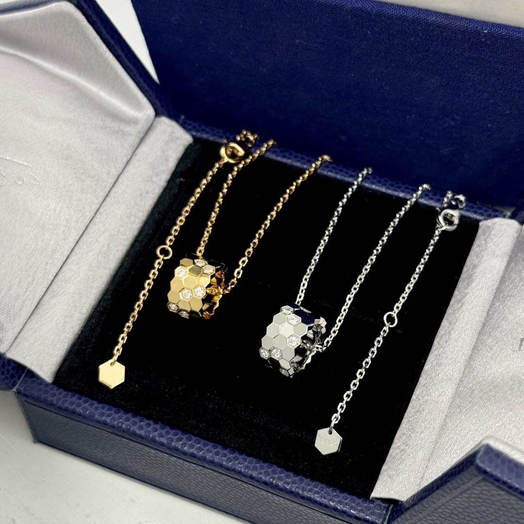NO:643151,Chaumet Wave Honeycomb Series Circle Honeycomb Necklace high-end customization continues to use Chaumet Honeycomb Bee My Love to engrave the love of the honeycomb in the heart, carry the love with you, and build a love nest together. Super shining. One to one original single. Made of thick gold. Rose gold and platinum. Exquisite, elegant and versatile, fine jewelry, necklace19860909尚美 波浪 蜂窝 系列 圆圈 蜂巢 项链高端定制沿用尚美蜂窝Bee My Love 将蜂巢的爱情复刻于心间,把爱带在身上,共筑爱巢超级闪耀 一比一原单 厚金打造 玫瑰金白金 精致优雅百搭,饰品精品,necklace,Jewelry