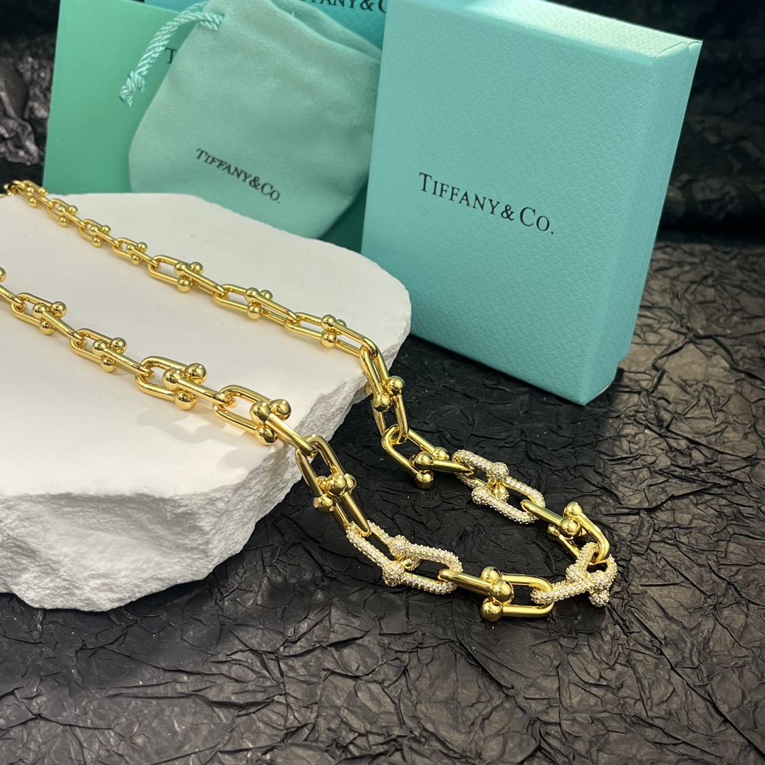 NO:687990,Tiffany/Tiffany Cuban diamond horseshoe buckle ladder necklace can be salty or sweet, with strong luster. It is simple and can add points. It is versatile for daily commuting and is not picky! The connection of each chain link is designed very smartly, and there will be no embarrassment of easily clashing styles. Three colors, fine jewelry, tiffany, necklace19860909Tiffany/蒂芙尼古巴镶钻马蹄扣阶梯款项链 可盐可甜,光泽感强,是那种简单又能加分的没错了,日常通勤百搭,不挑人!每一个链环处的衔接设计得都很灵巧,不会有轻易撞款的尴尬.三色,饰品精品,tiffany,necklace,Jewelry