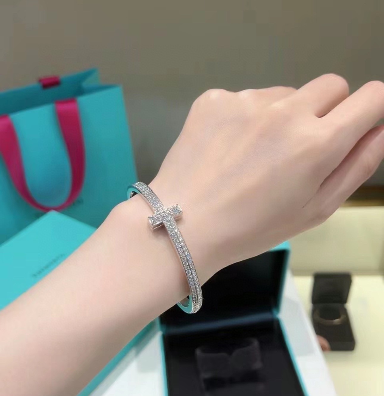 Hermès T家 T1系列满钻 手镯 独家首发 高端定制 女神同款 设计彰显 优雅 低调绽放自信 非常细腻而夺目