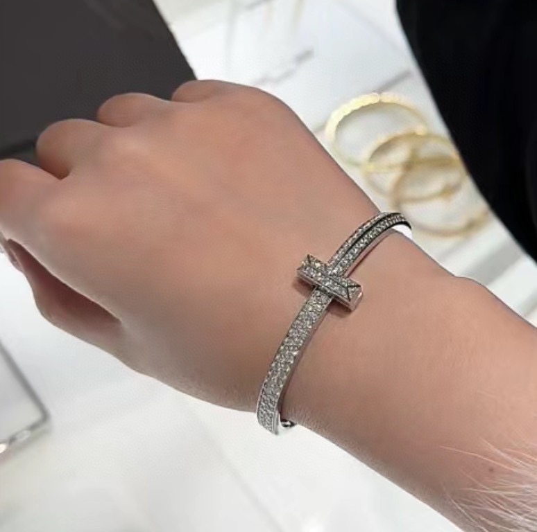 Hermès T家 T1系列满钻 手镯 独家首发 高端定制 女神同款 设计彰显 优雅 低调绽放自信 非常细腻而夺目