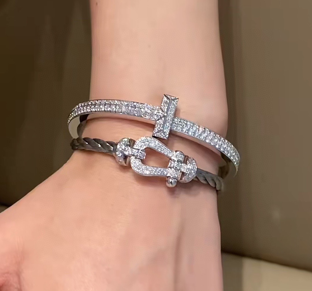 Hermès T家 T1系列满钻 手镯 独家首发 高端定制 女神同款 设计彰显 优雅 低调绽放自信 非常细腻而夺目