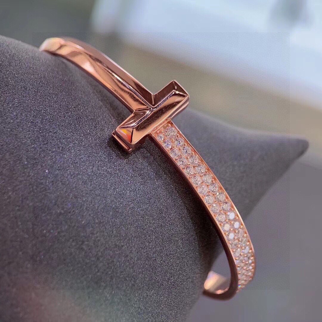 NO:687989,Tiff Tiffany T1 series wide version half-diamond bracelet exclusive first launch high-end customization goddess-like design shows exquisite elegance, low-key and confident, very delicate and eye-catching. Original material Platinum inlaid with brilliant-cut diamonds is elegant and beautiful. Rose gold, jewelry boutique, tiffany, bracelet19860909Tiff 蒂芙尼 T1系列 宽版 半钻 手镯 独家首发 高端定制 女神同款 设计彰显精致优雅,低调绽放自信 非常细腻而夺目. 原版材质 铂金镶嵌明亮式切割钻石大气典雅 炒鸡好看 玫瑰金,饰品精品,tiffany,bracelet,Jewelry