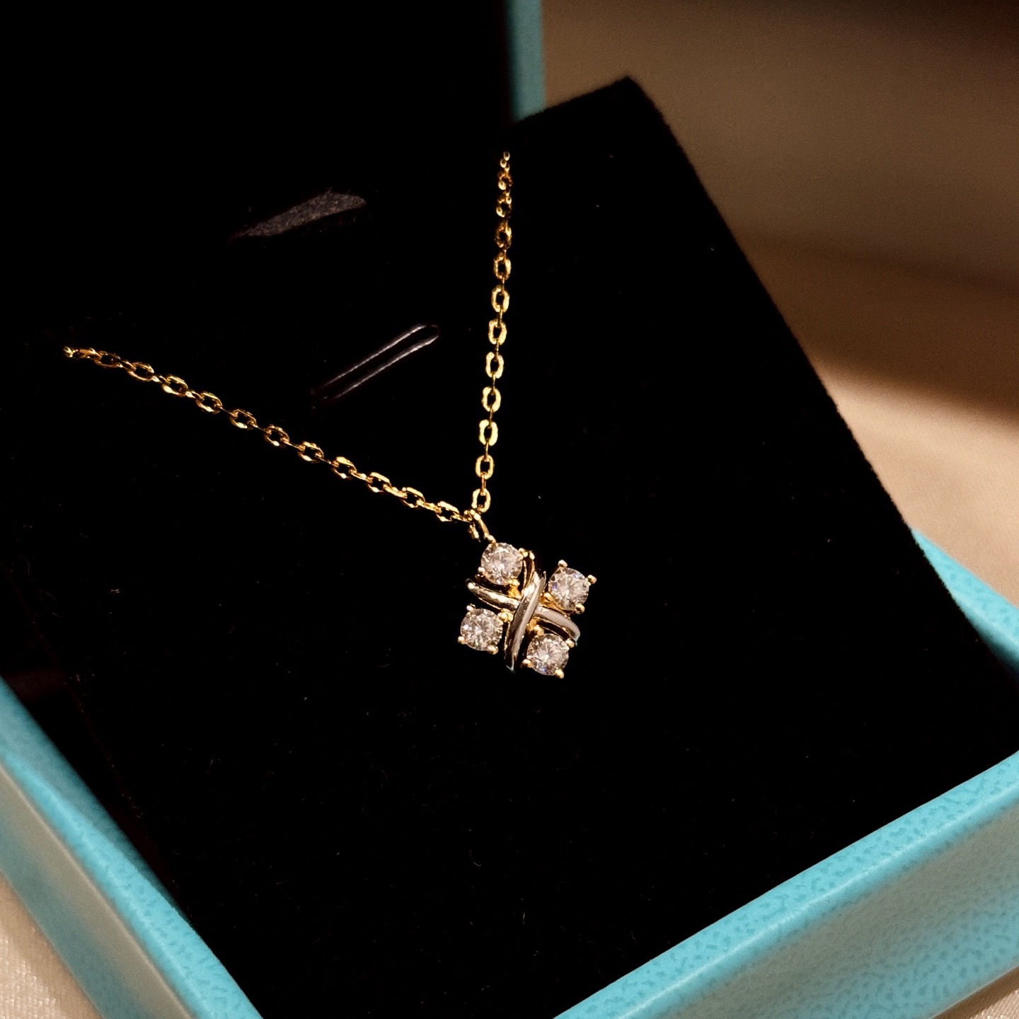 NO:687996,Classic Sberger series, crossed four diamonds, two-color necklace, simple and versatile, selected high-quality electroplated 18k gold, color-coded electroplated thick gold necklace, jewelry boutique, necklace, gold19860909经典款 Sberger系列 交叉四钻 双色项链 简约百搭 精选优质电镀18k黄金 分色电镀厚金 项链,饰品精品,necklace,gold,Jewelry